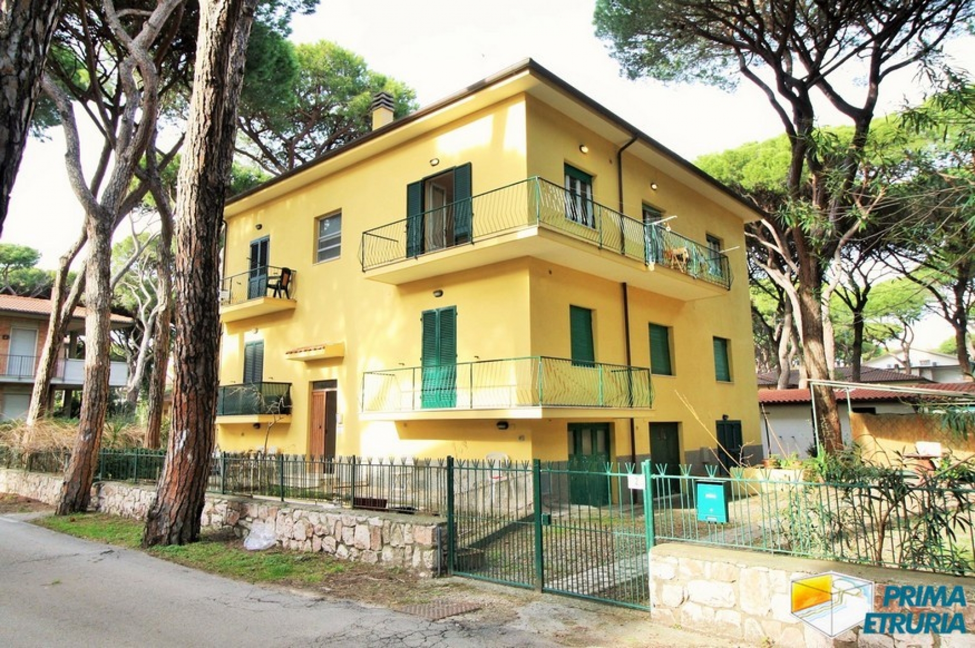 TRILOCALE CON GARAGE E GIARDINO - ZONA ROSMARINA -