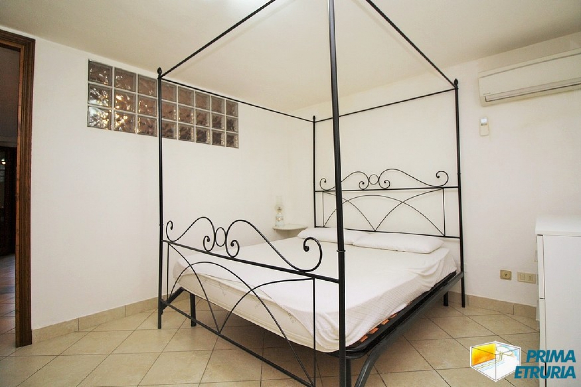 BELLISSIMO SOTTOVILLA CON GIARDINO - ZONA ROSMARINA -