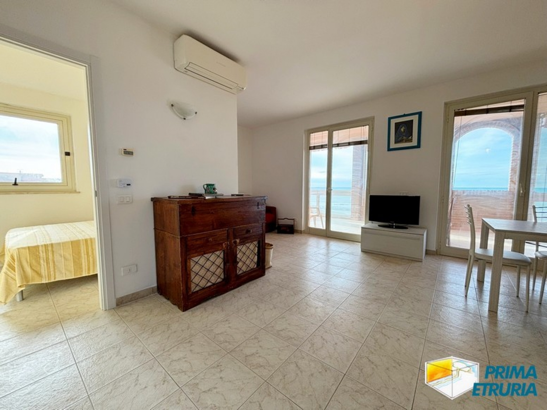 BILOCALE CON FANTASTICA TERRAZZA FRONTE MARE - ZONA CENTRO -