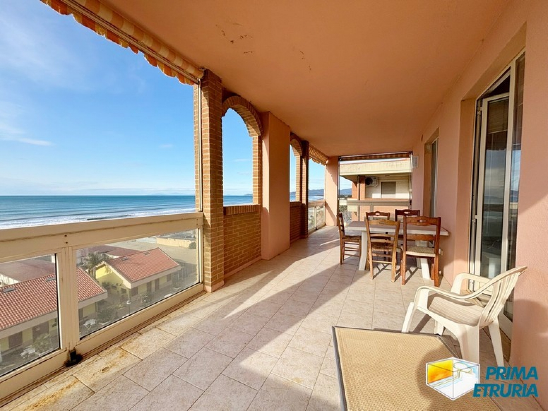 BILOCALE CON FANTASTICA TERRAZZA FRONTE MARE - ZONA CENTRO -