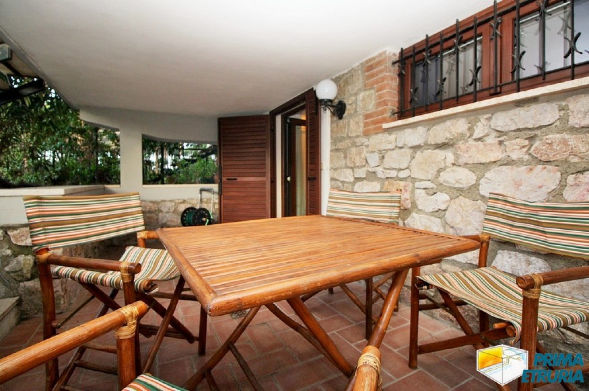 FANTASTICA VILLA CON GIARDINO E POSTO AUTO - ZONA CENTRO - ( V18 )