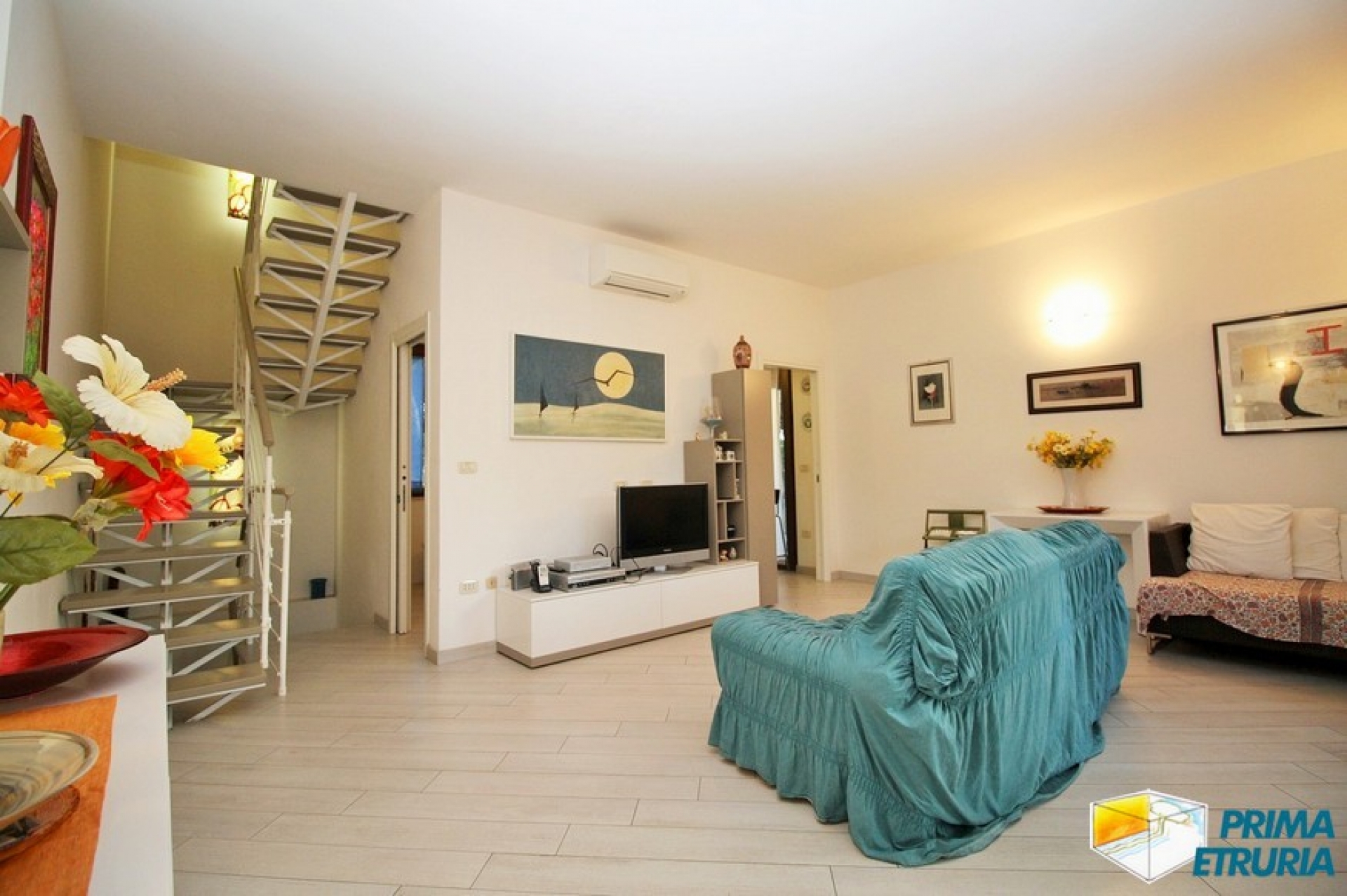 FANTASTICA VILLA CON GIARDINO E POSTO AUTO - ZONA CENTRO - ( V18 )