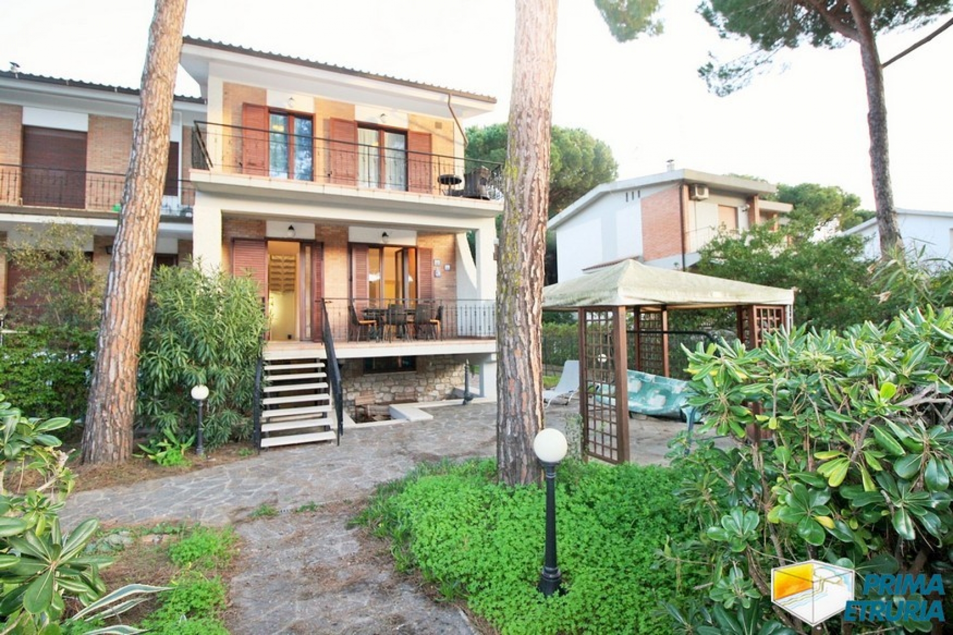 FANTASTICA VILLA CON GIARDINO E POSTO AUTO - ZONA CENTRO - ( V18 )