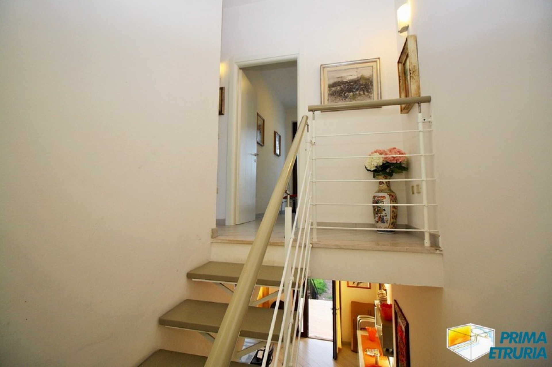FANTASTICA VILLA CON GIARDINO E POSTO AUTO - ZONA CENTRO - ( V18 )