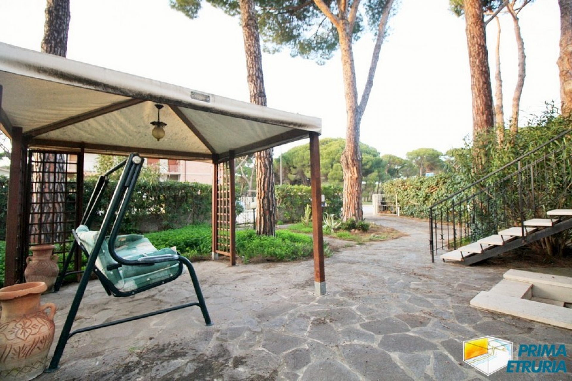 FANTASTICA VILLA CON GIARDINO E POSTO AUTO - ZONA CENTRO - ( V18 )