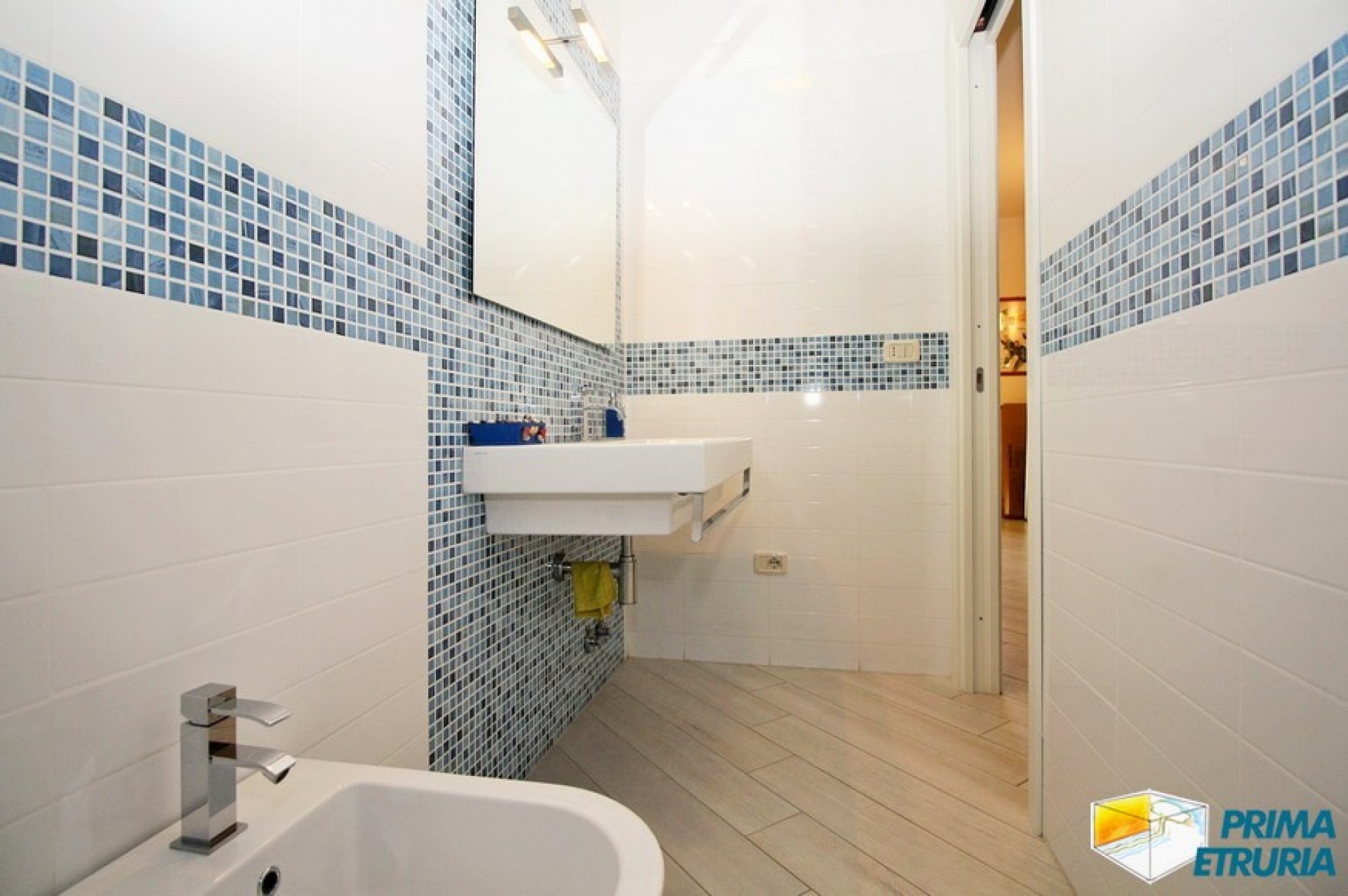 FANTASTICA VILLA CON GIARDINO E POSTO AUTO - ZONA CENTRO - ( V18 )