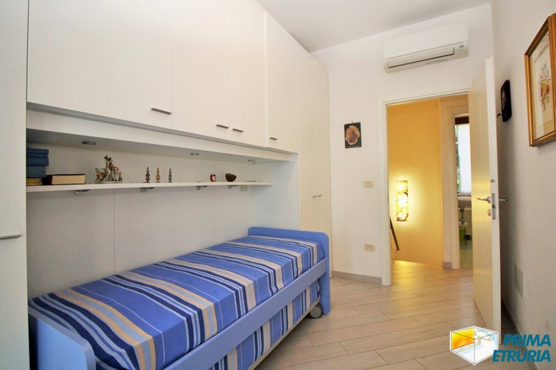 FANTASTICA VILLA CON GIARDINO E POSTO AUTO - ZONA CENTRO - ( V18 )