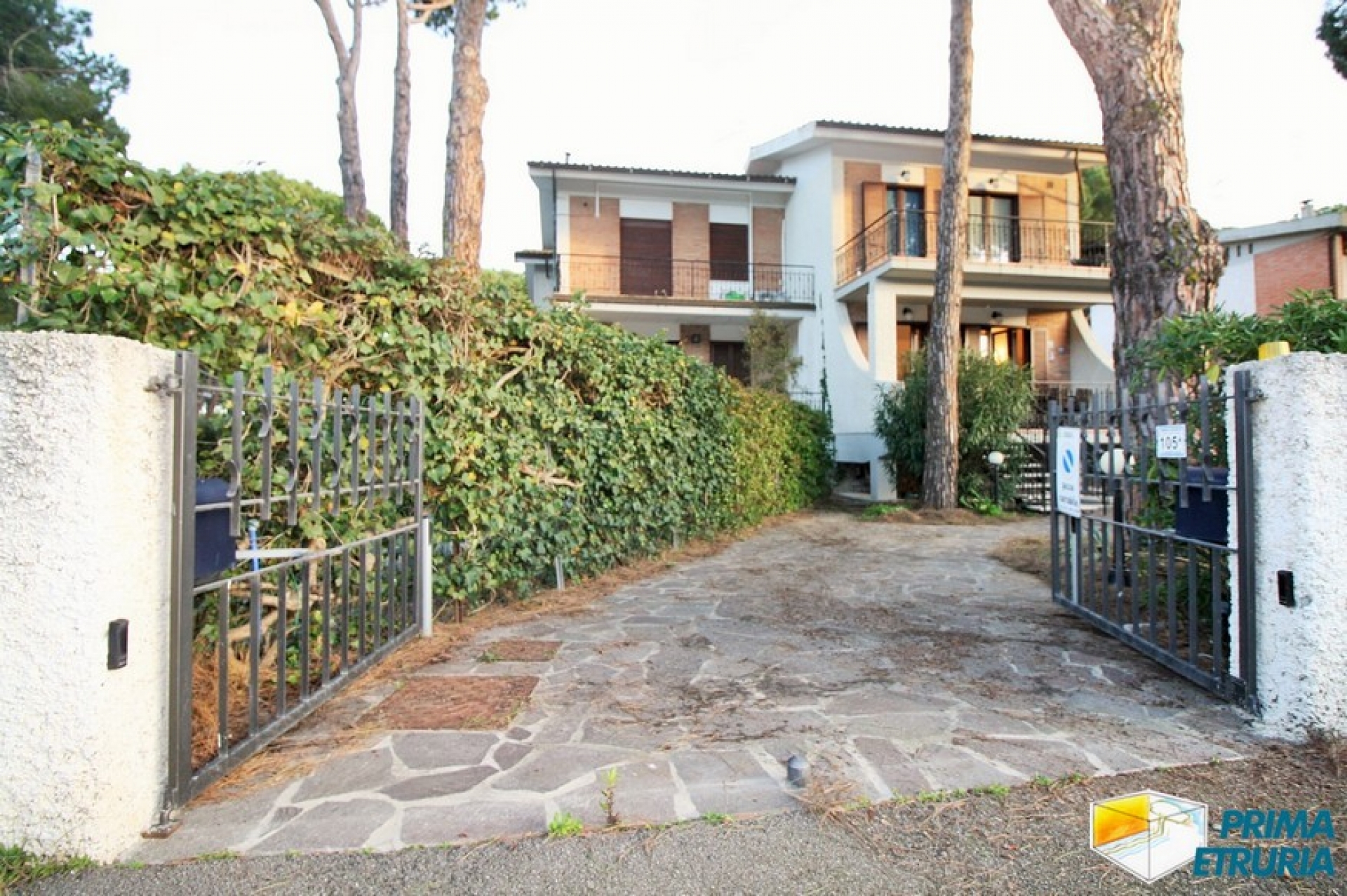 FANTASTICA VILLA CON GIARDINO E POSTO AUTO - ZONA CENTRO - ( V18 )