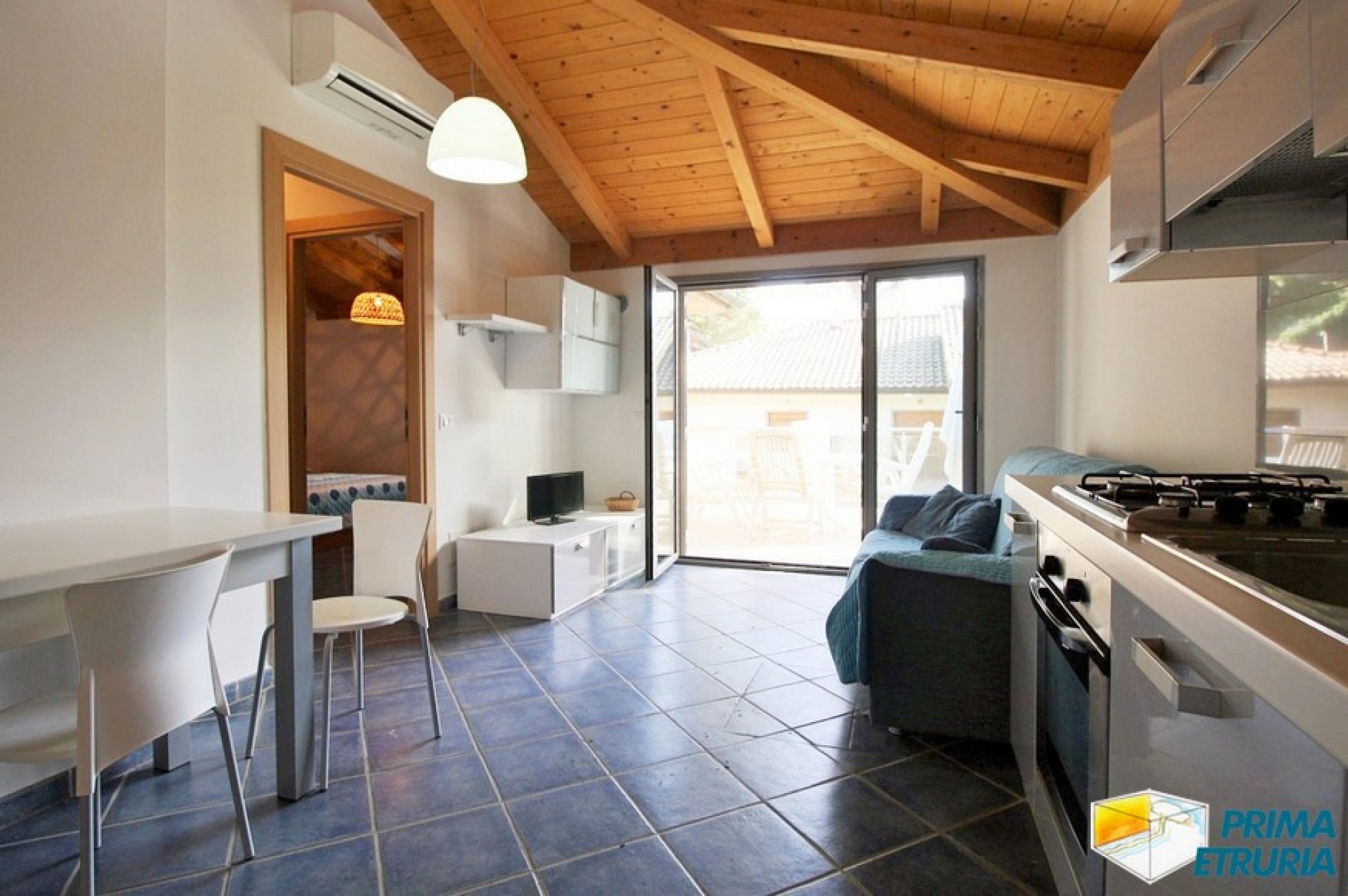 FANTASTICO BILOCALE CON BELLISSIMO SOLARIUM - ZONA ROSMARINA -