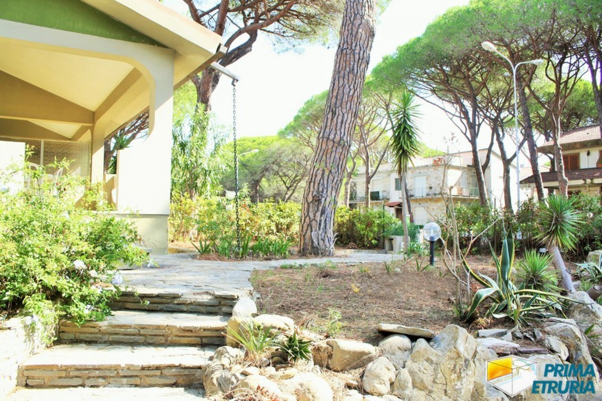 SPLENDIDA VILLA CON AMPIO GIARDINO - ZONA ROSMARINA -