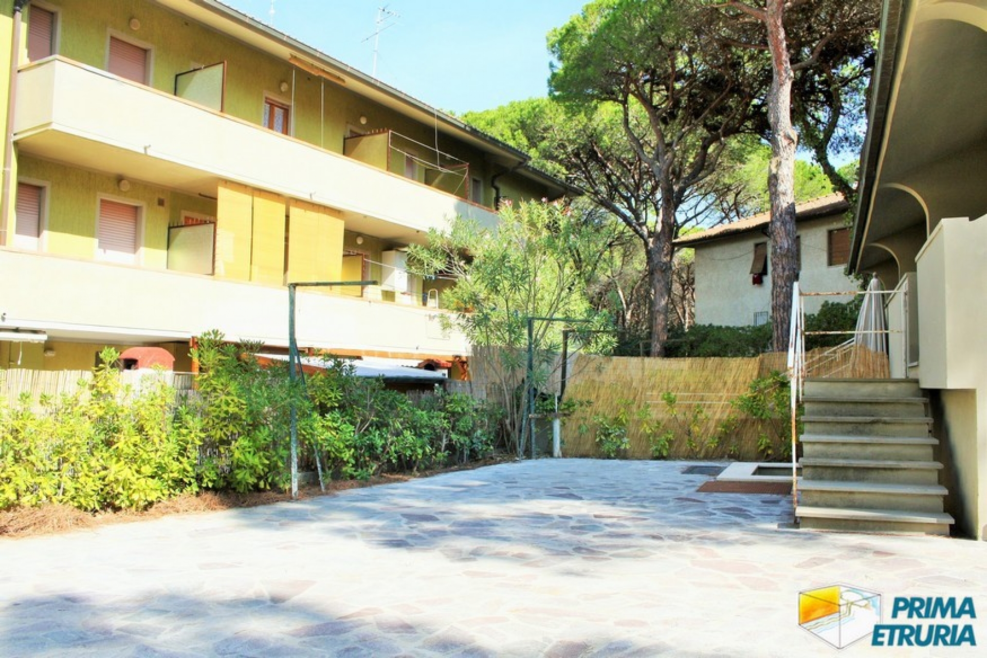 SPLENDIDA VILLA CON AMPIO GIARDINO - ZONA ROSMARINA -