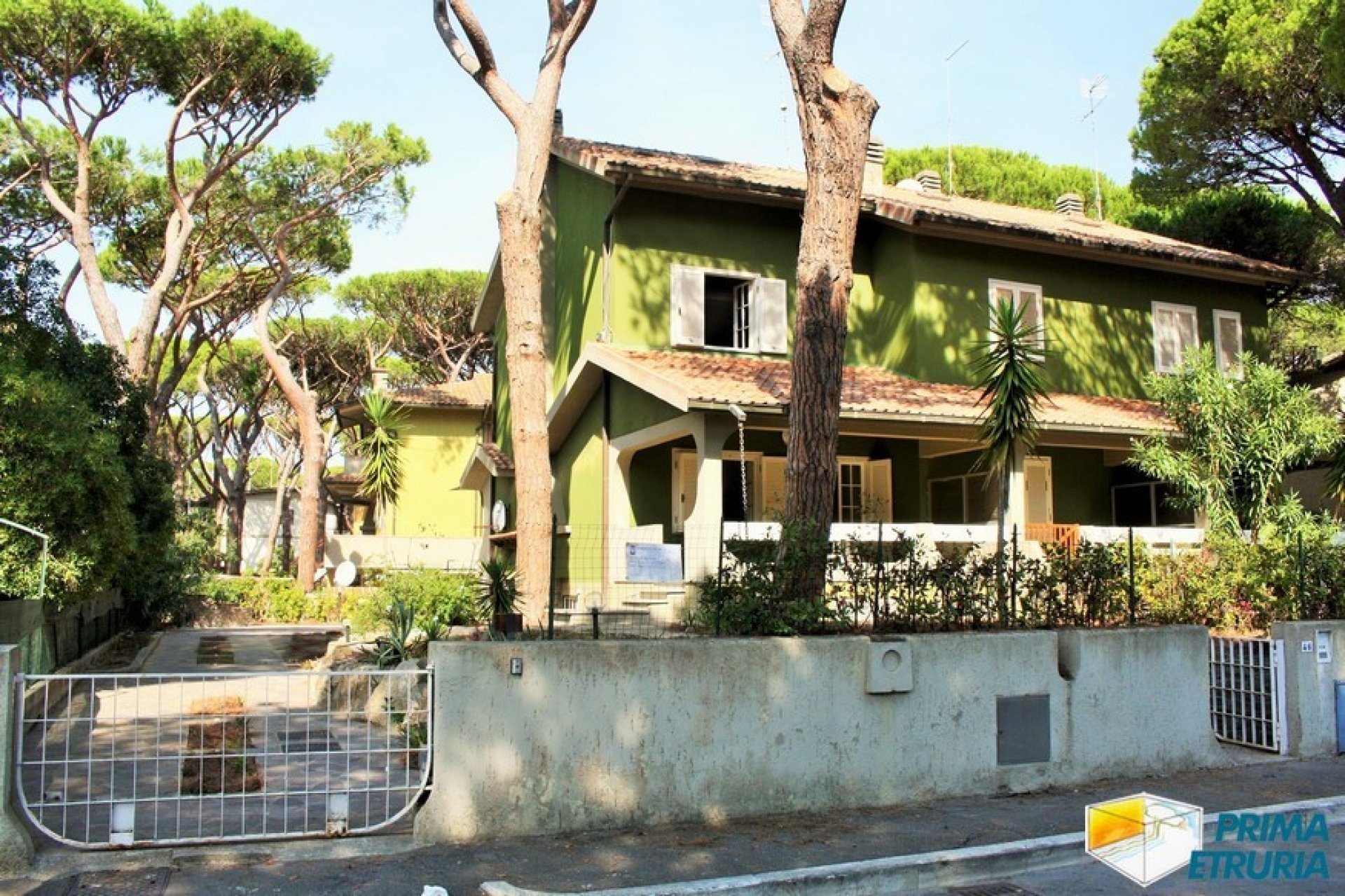 SPLENDIDA VILLA CON AMPIO GIARDINO - ZONA ROSMARINA -