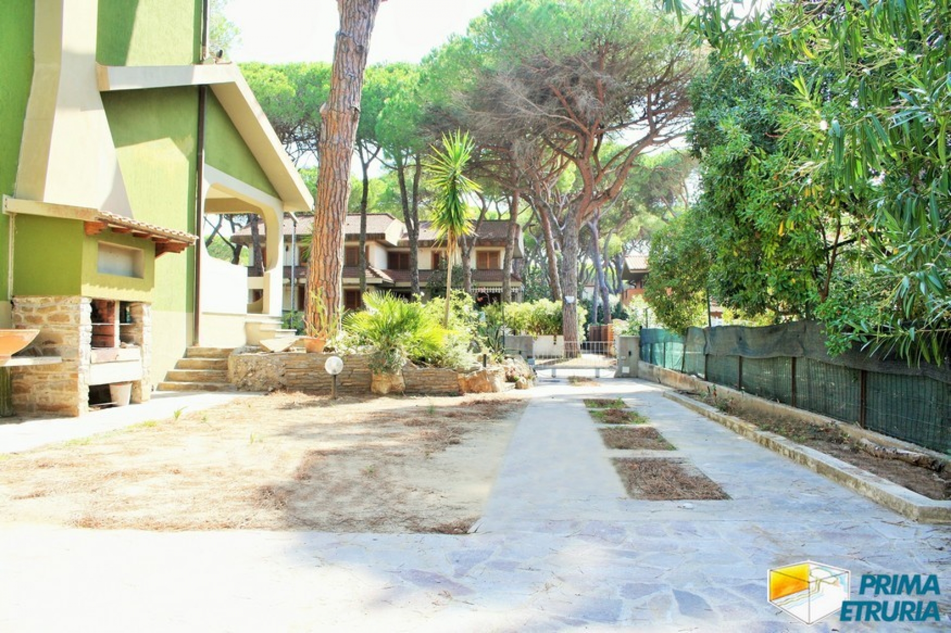SPLENDIDA VILLA CON AMPIO GIARDINO - ZONA ROSMARINA -