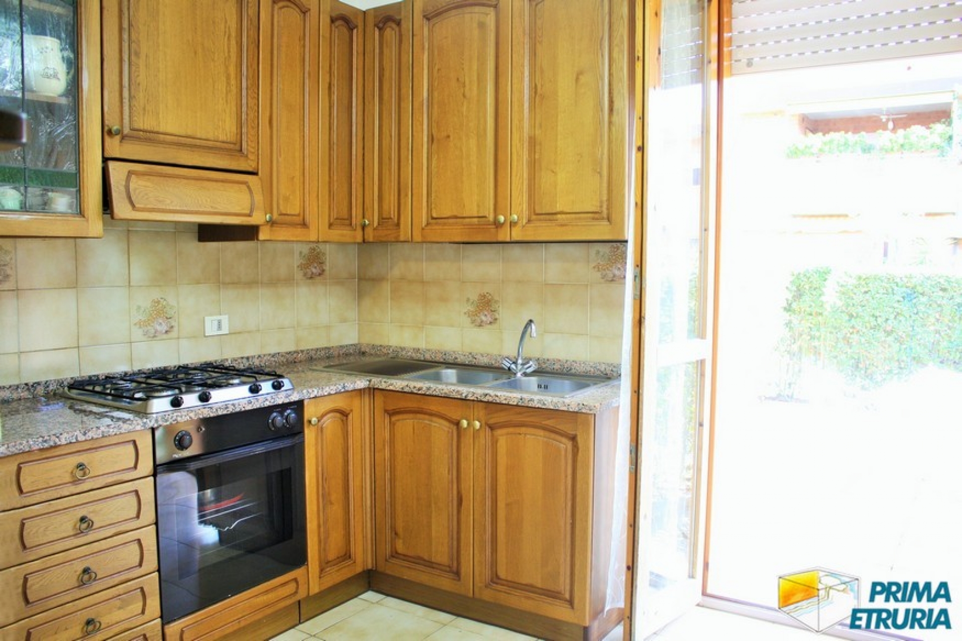 VENDESI AMPIO TRE CAMERE CON INGRESSO INDIPENDENTE - ZONA TOMBOLO -
