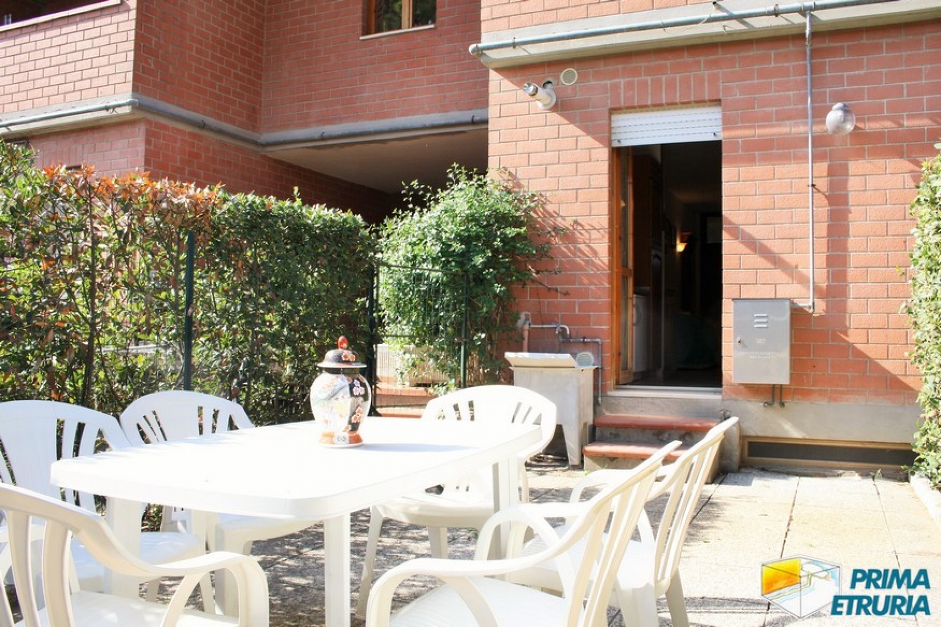 VENDESI AMPIO TRE CAMERE CON INGRESSO INDIPENDENTE - ZONA TOMBOLO -