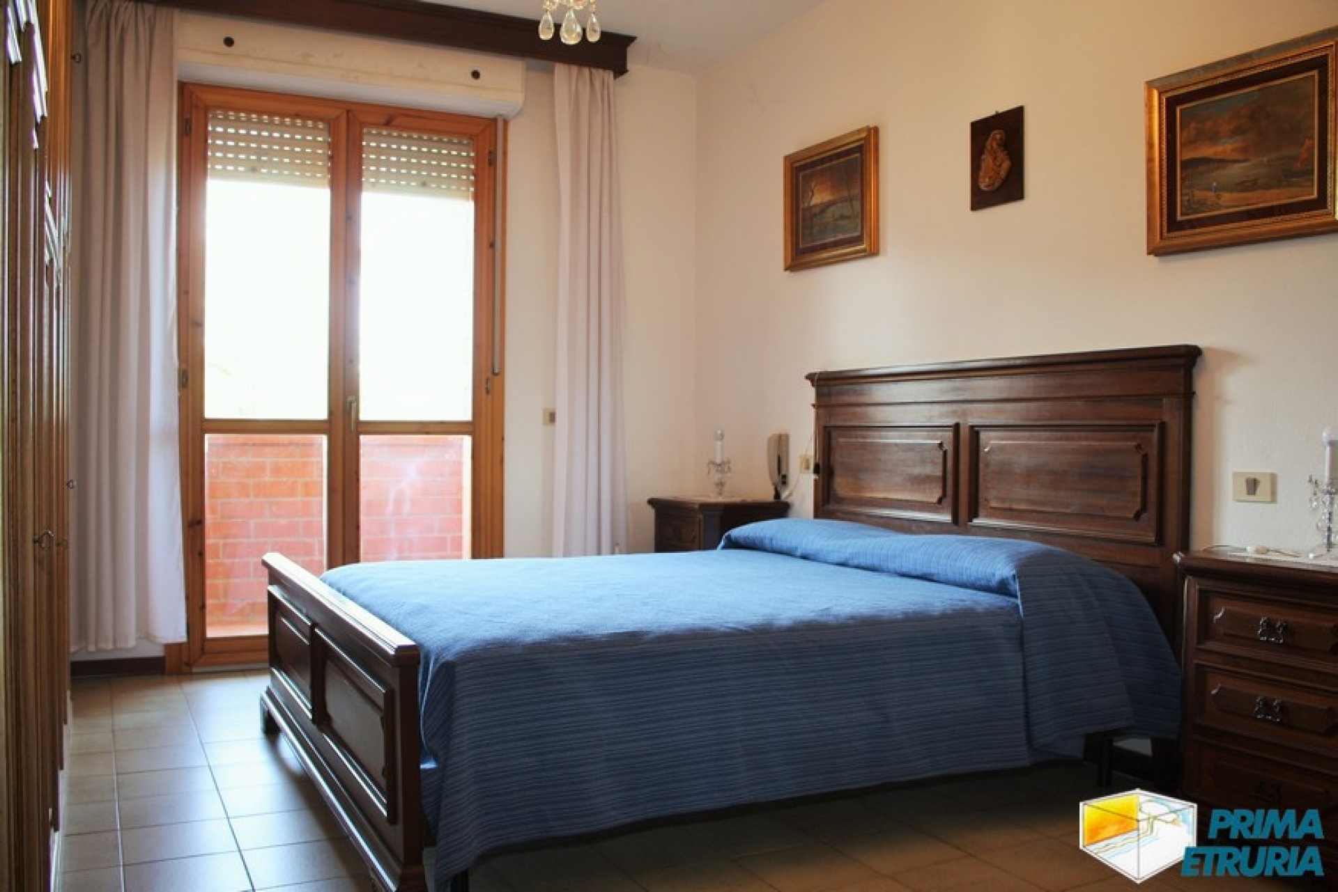 VENDESI AMPIO TRE CAMERE CON INGRESSO INDIPENDENTE - ZONA TOMBOLO -