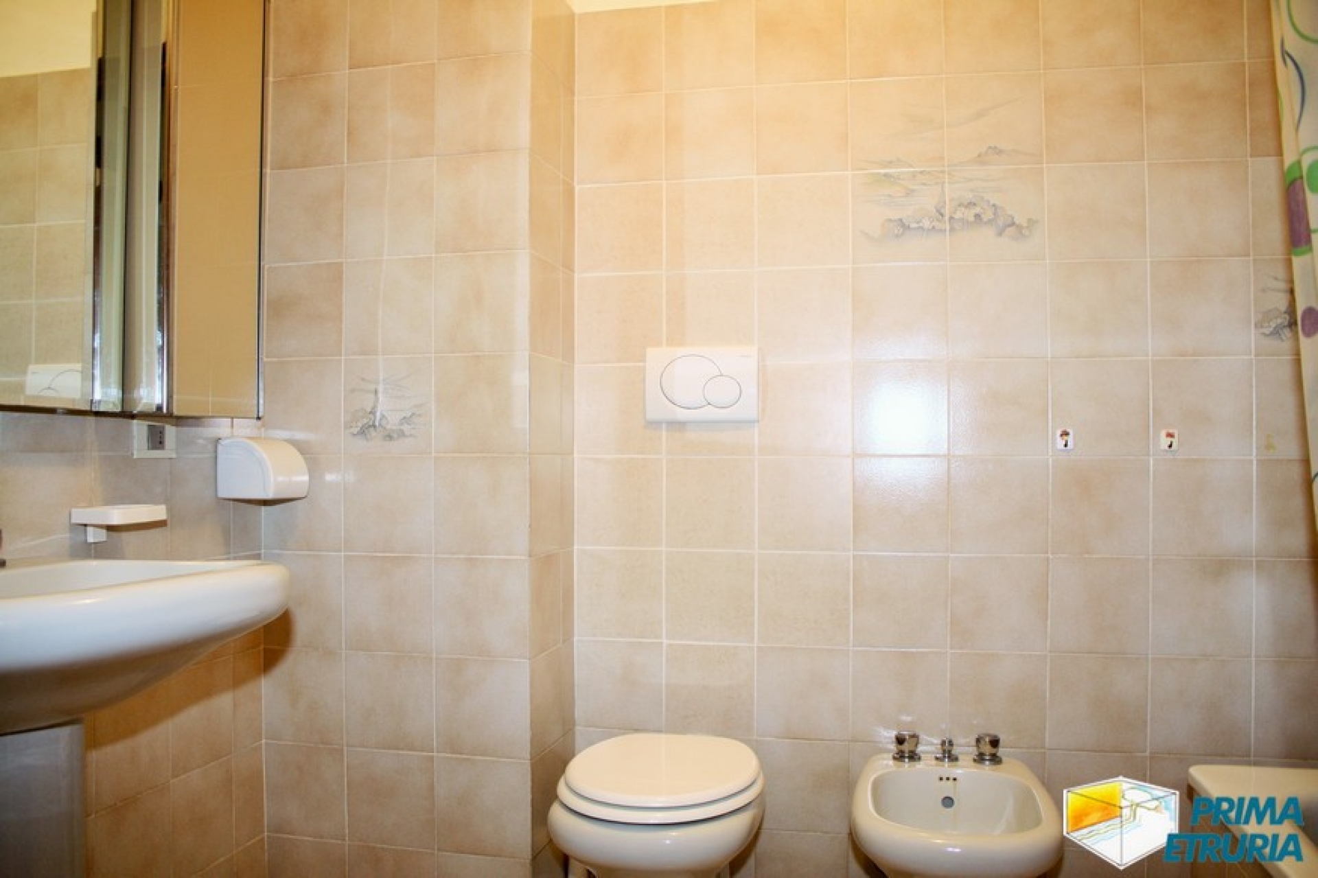VENDESI AMPIO TRE CAMERE CON INGRESSO INDIPENDENTE - ZONA TOMBOLO -
