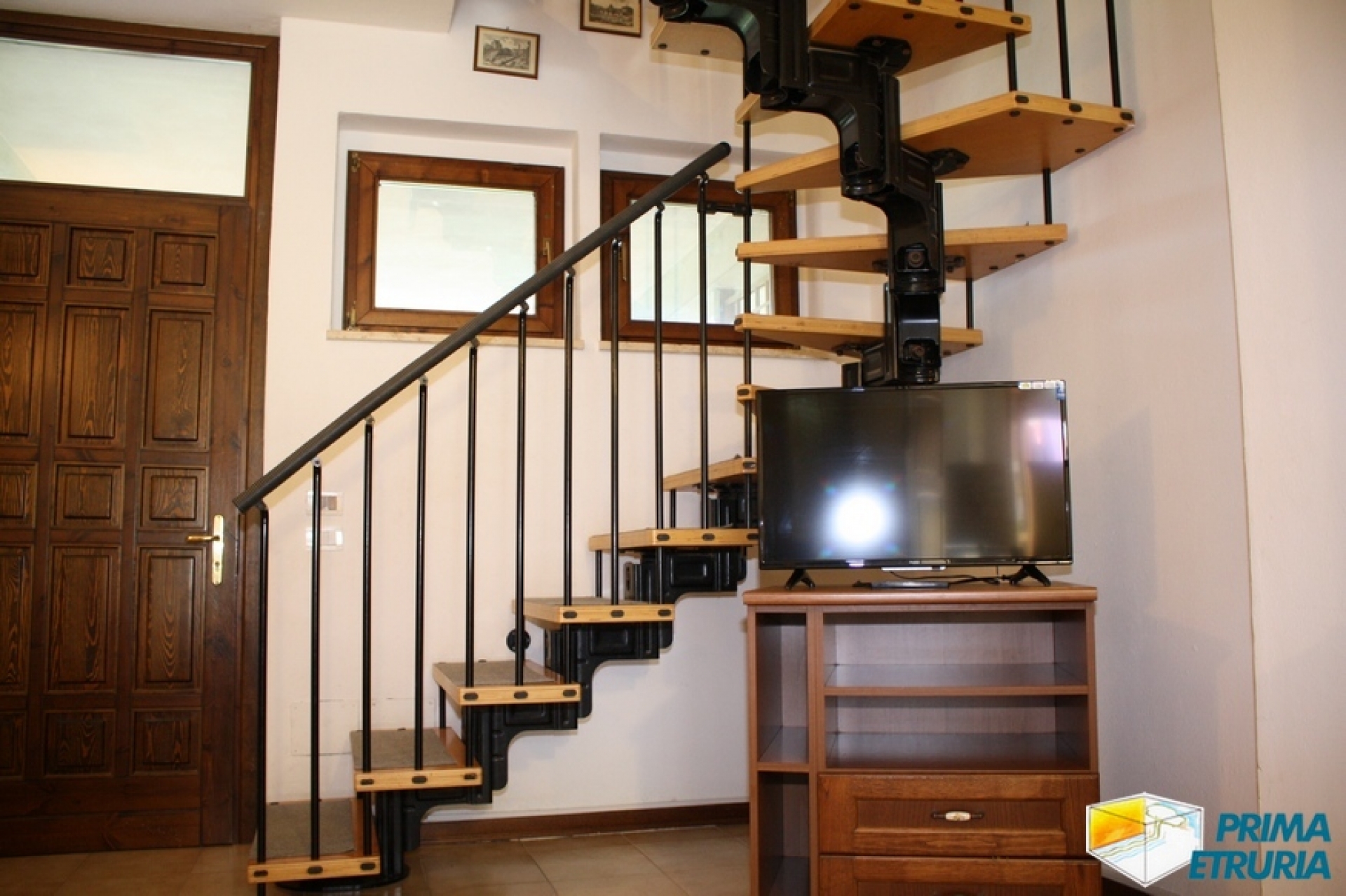 VENDESI AMPIO TRE CAMERE CON INGRESSO INDIPENDENTE - ZONA TOMBOLO -