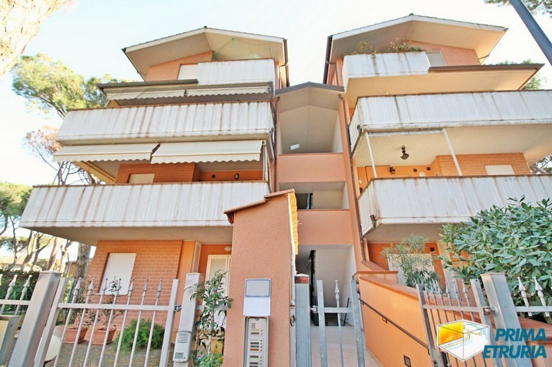 BILOCALE CON BELLISSIMA TERRAZZA ALL'INTERNO DELLA PINETA - ZONA ROSMARINA -