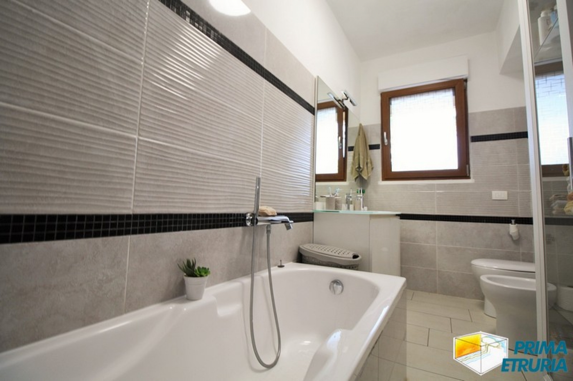 AMPIO TRE CAMERE RISTRUTTURATO - ZONA CENTRO -