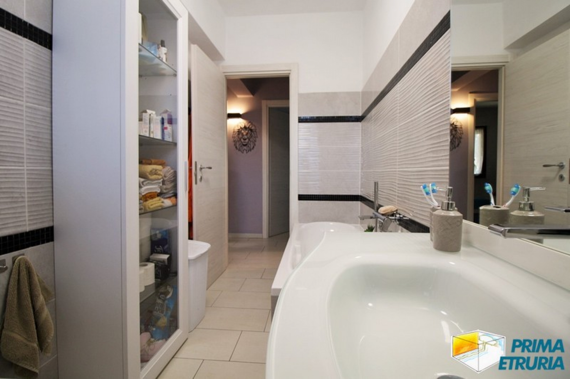 AMPIO TRE CAMERE RISTRUTTURATO - ZONA CENTRO -