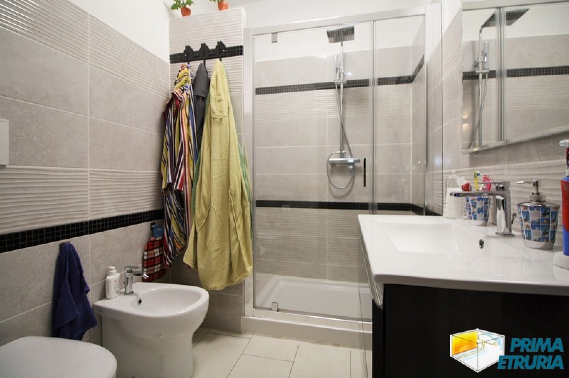AMPIO TRE CAMERE RISTRUTTURATO - ZONA CENTRO -