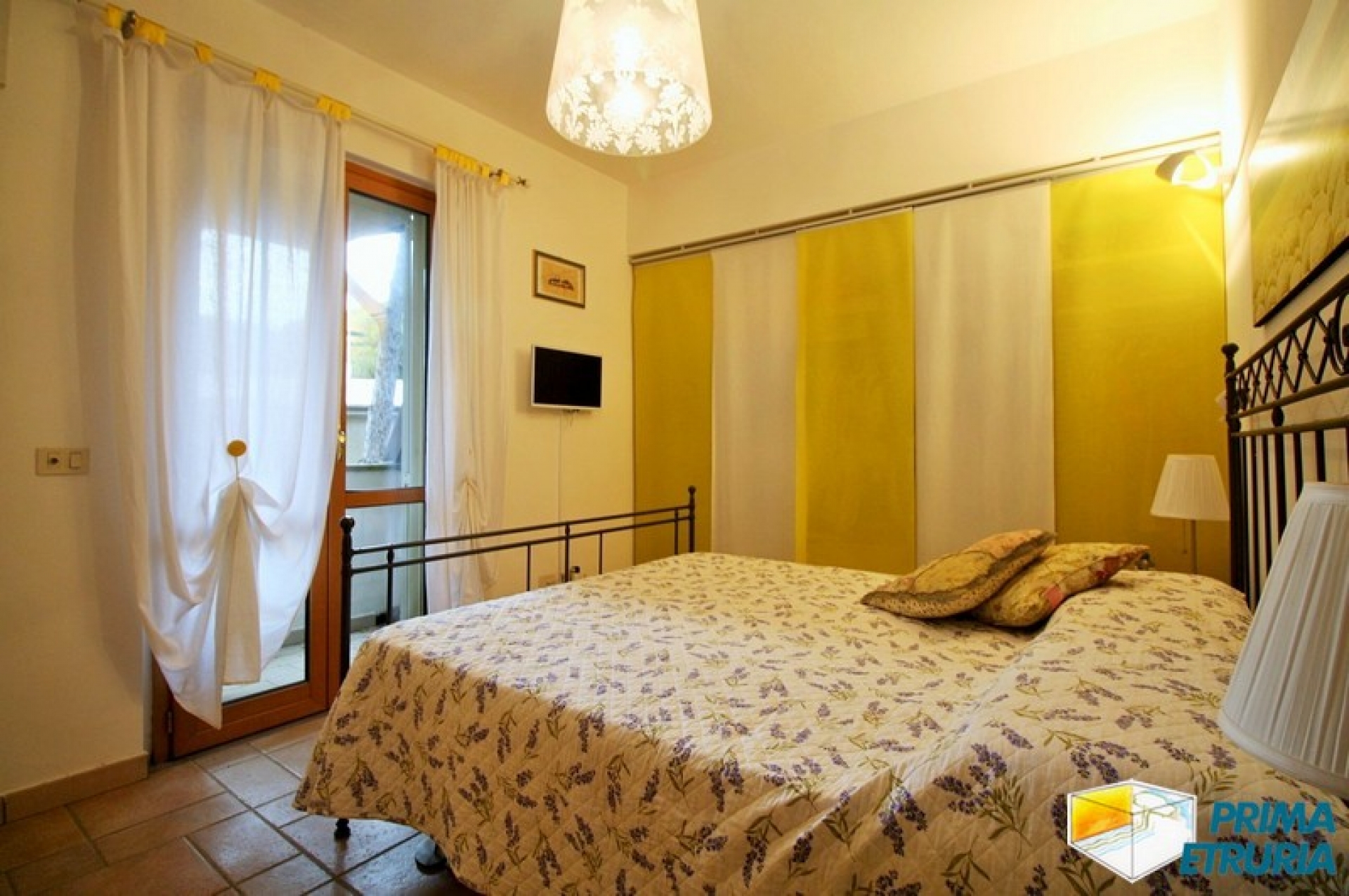GRAZIOSO TRILOCALE CON AMPIA TERRAZZA - ZONA ROSMARINA -