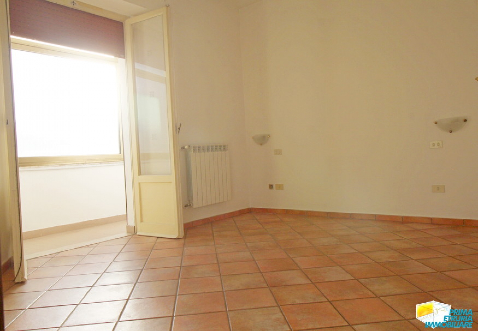 LUMINOSO E AMPIO APPARTAMENTO POSTO AL PRIMO PIANO CON TERRAZZO