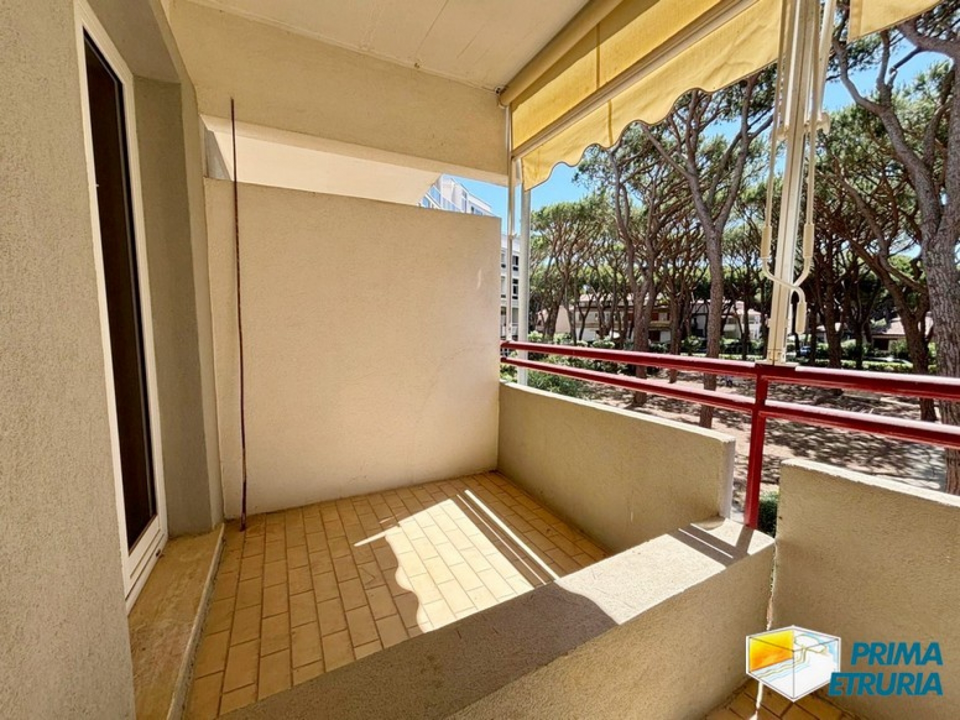 Monolocale con ampio terrazzo a 100 metri dal mare - ZONA ROSMARINA -