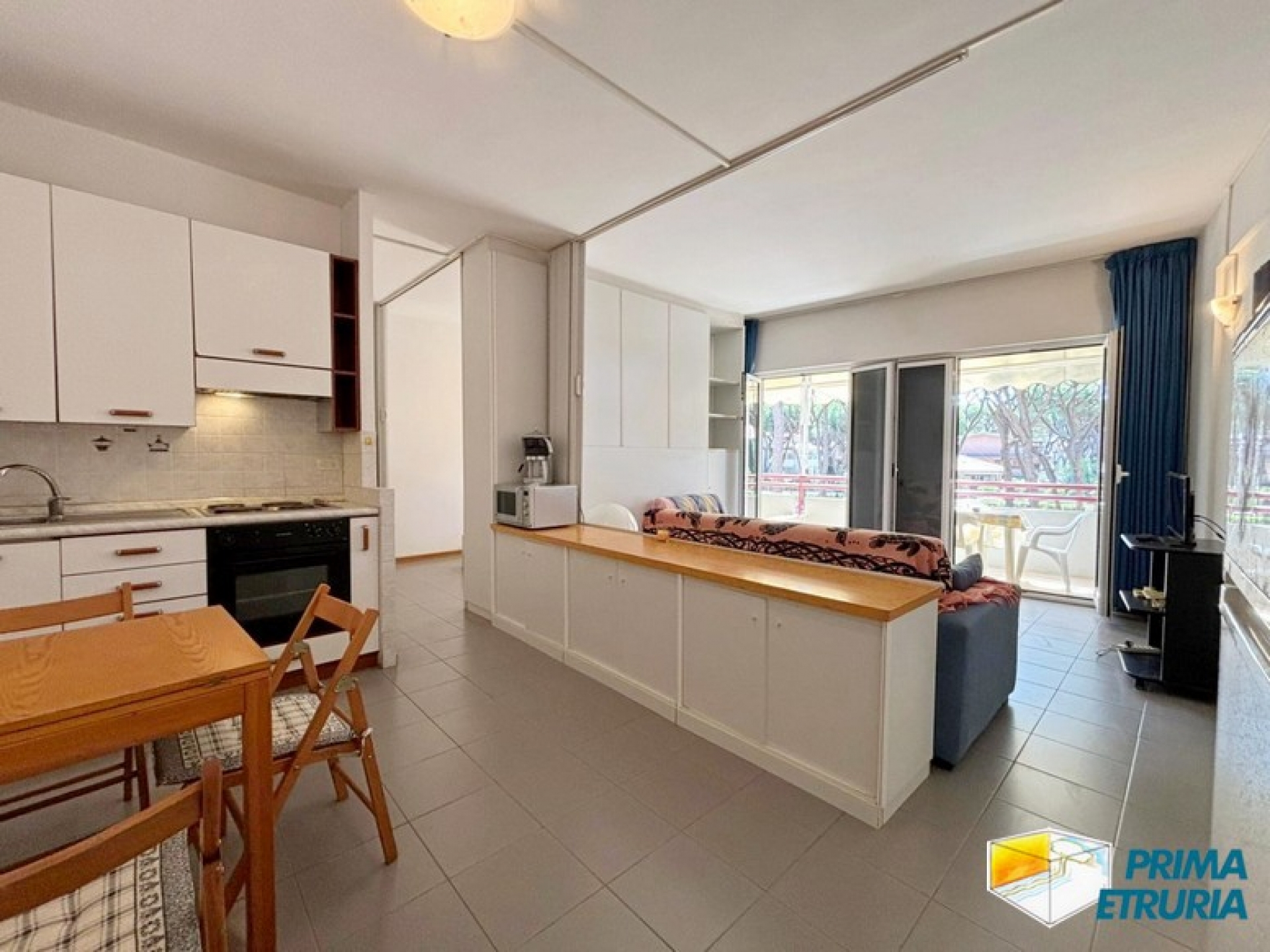 Monolocale con ampio terrazzo a 100 metri dal mare - ZONA ROSMARINA -