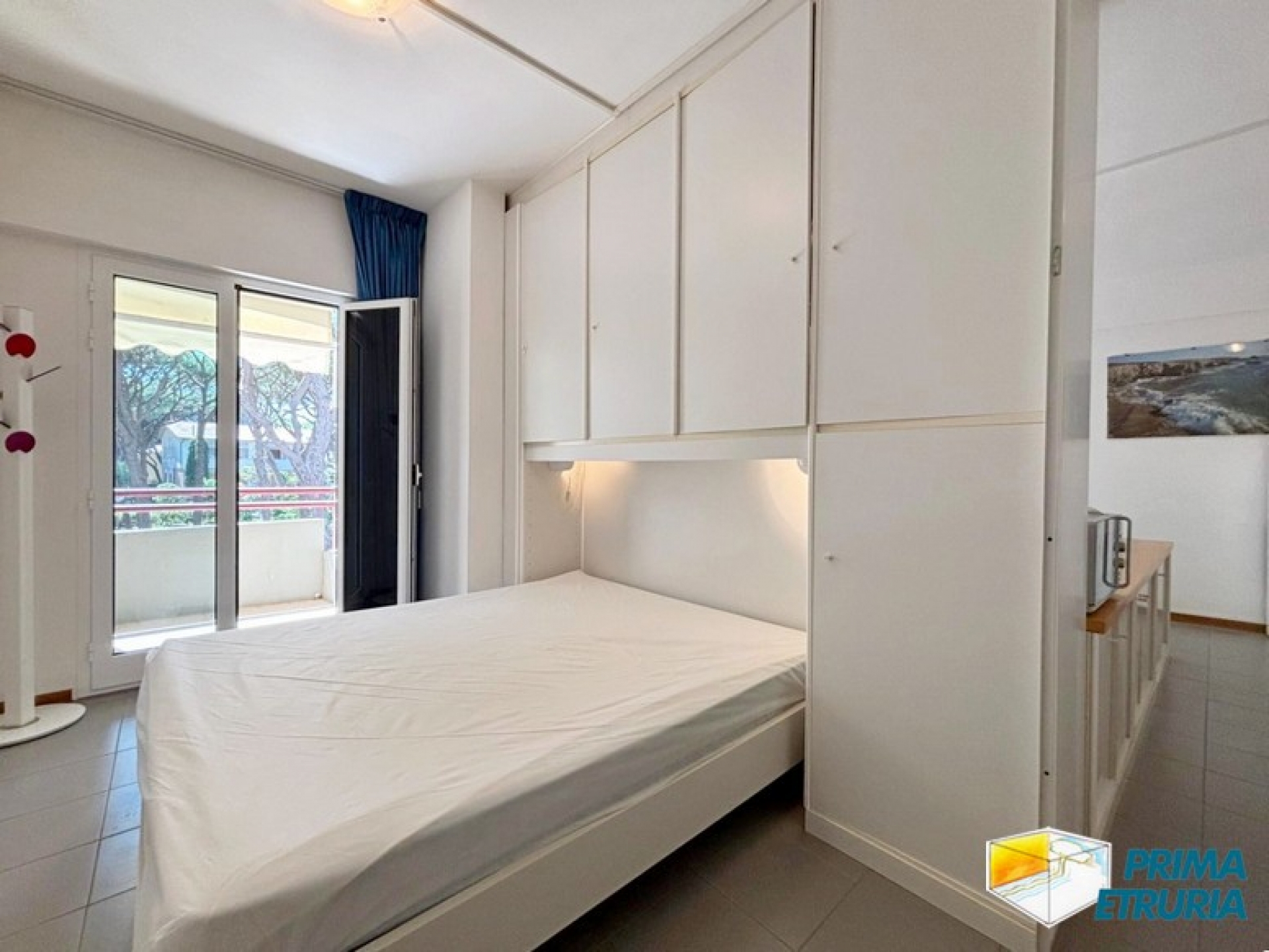 Monolocale con ampio terrazzo a 100 metri dal mare - ZONA ROSMARINA -