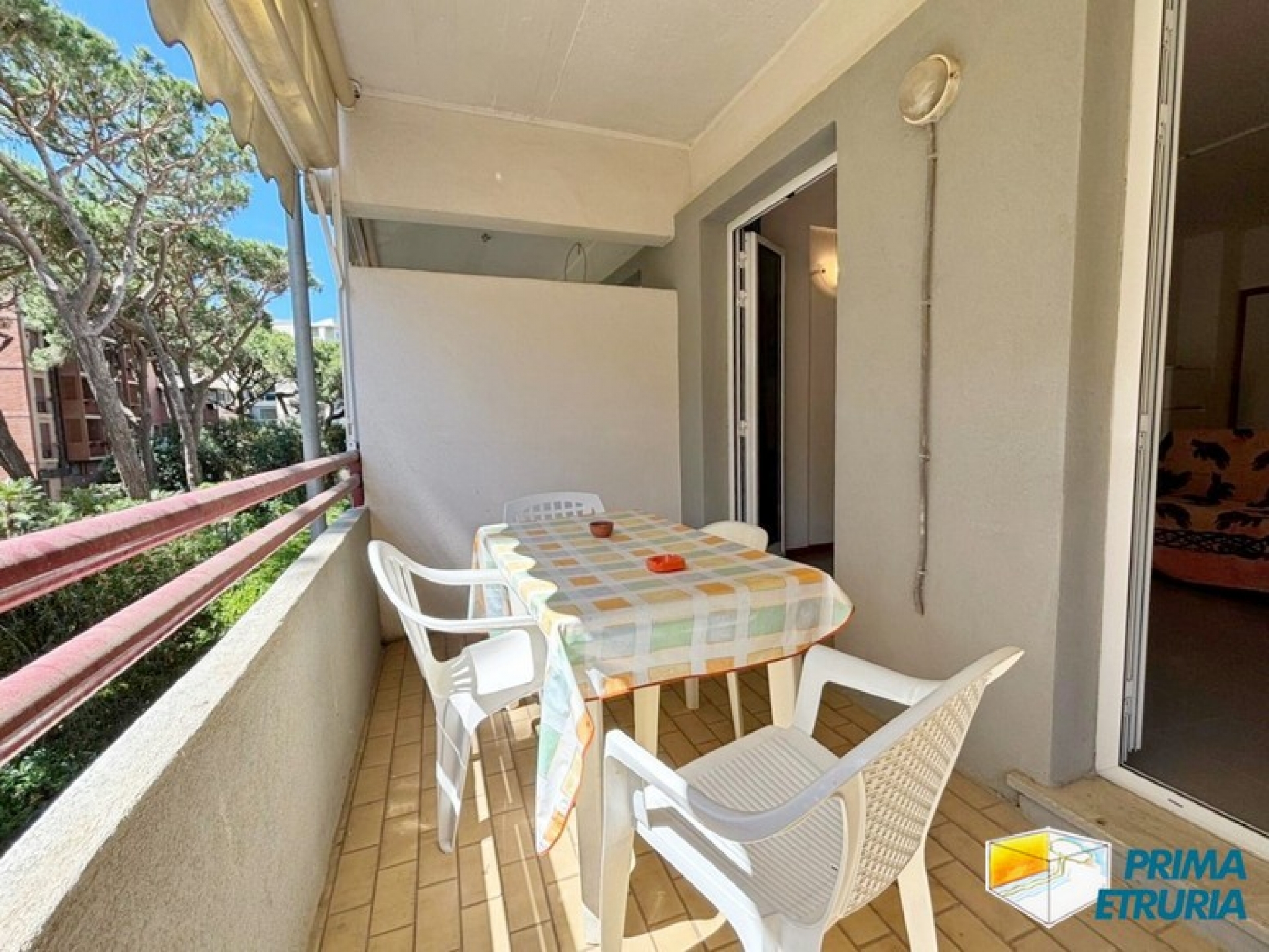 Monolocale con ampio terrazzo a 100 metri dal mare - ZONA ROSMARINA -