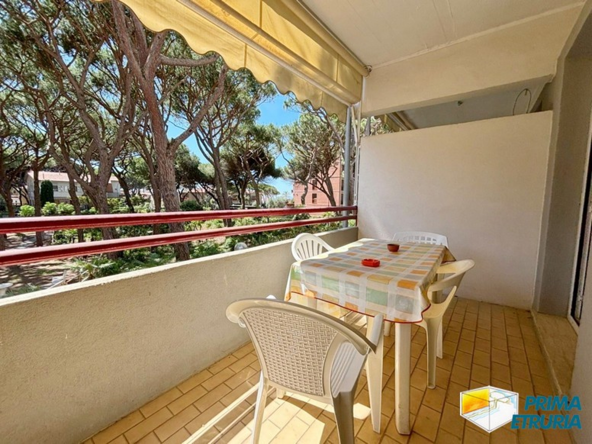 Monolocale con ampio terrazzo a 100 metri dal mare - ZONA ROSMARINA -