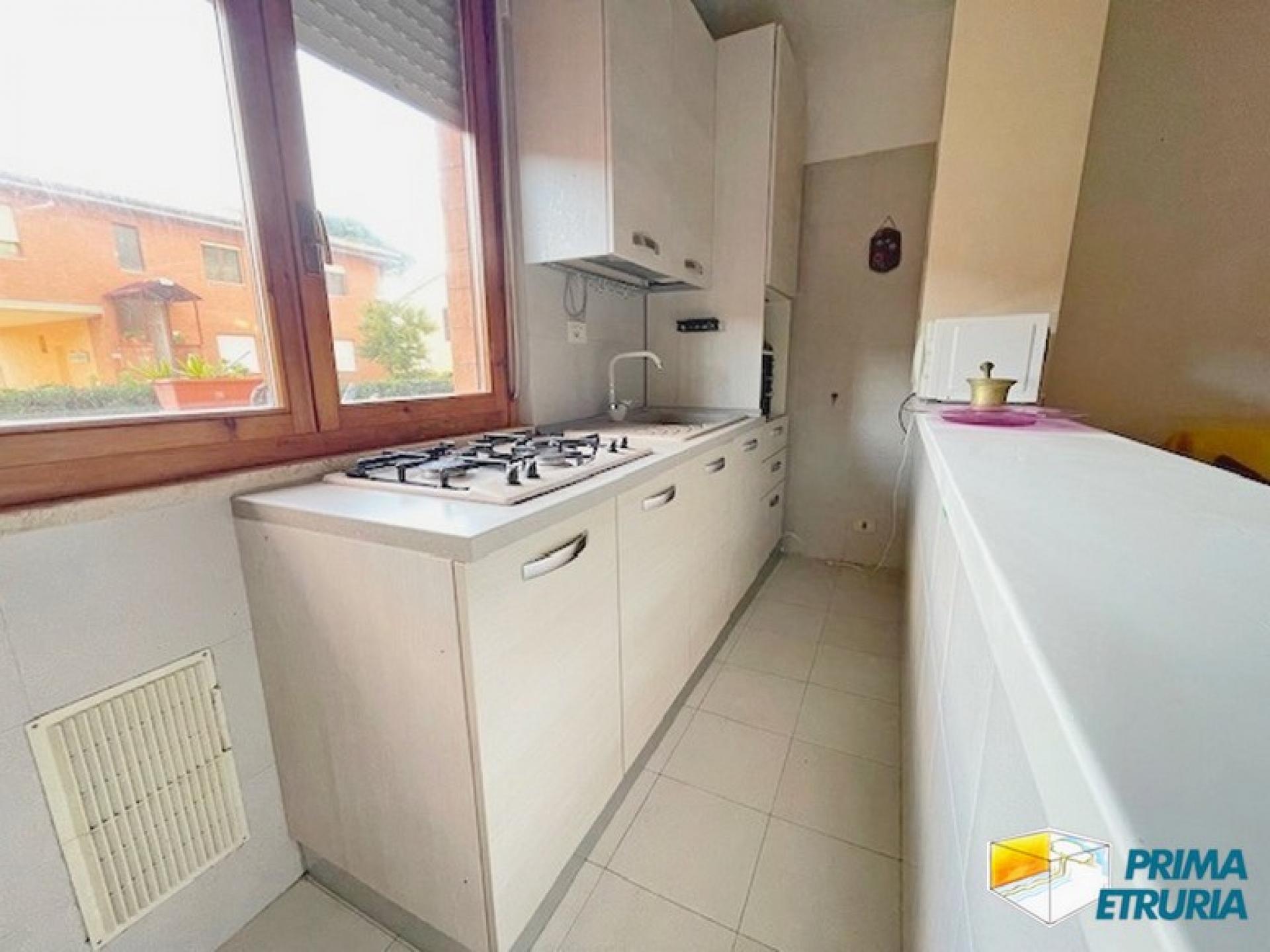 Bilocale con ingresso indipendente e garage in zona tranquilla, a due passi dal mare - ZONA TOMBOLO -