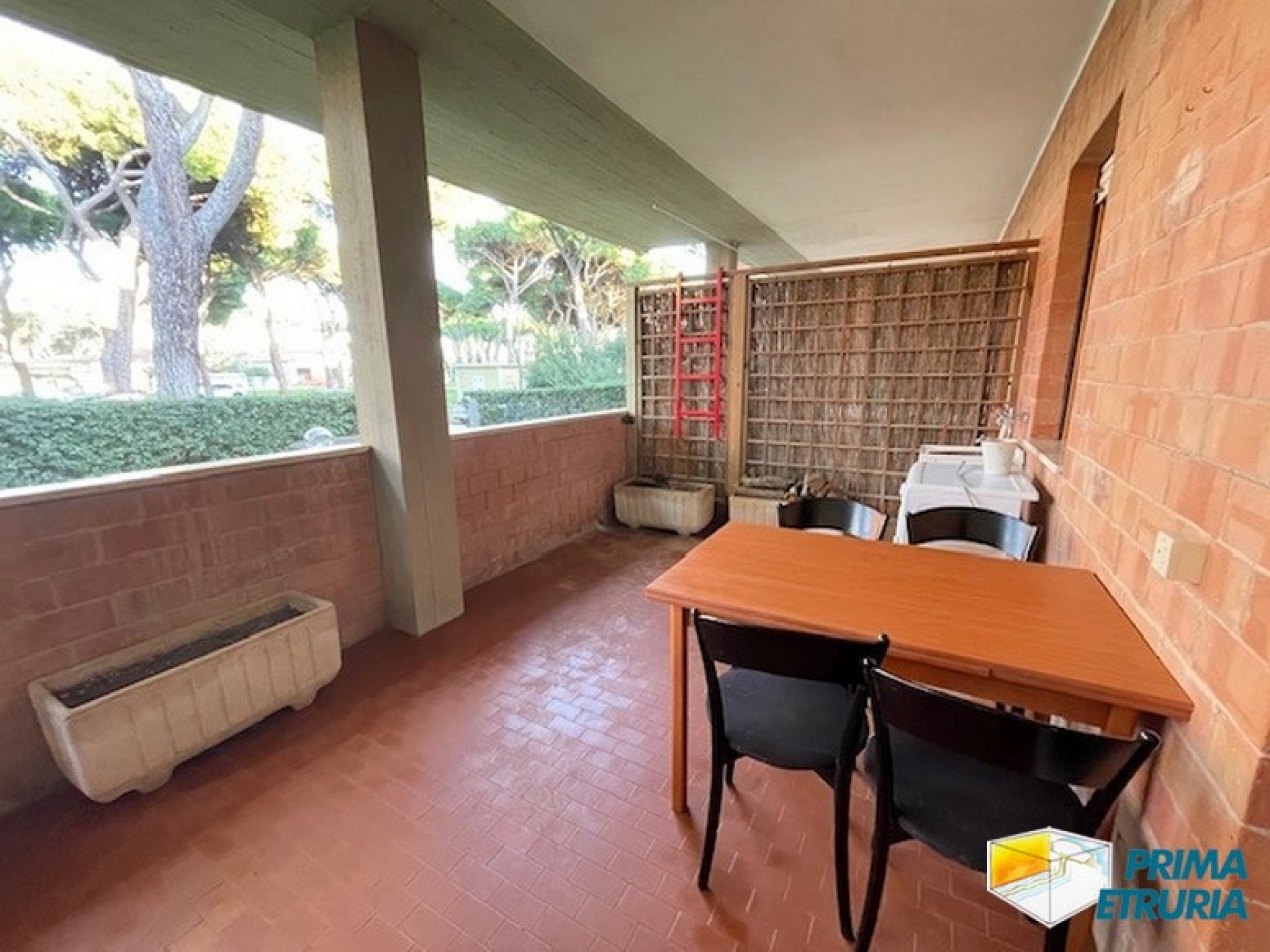 Bilocale con ingresso indipendente e garage in zona tranquilla, a due passi dal mare - ZONA TOMBOLO -