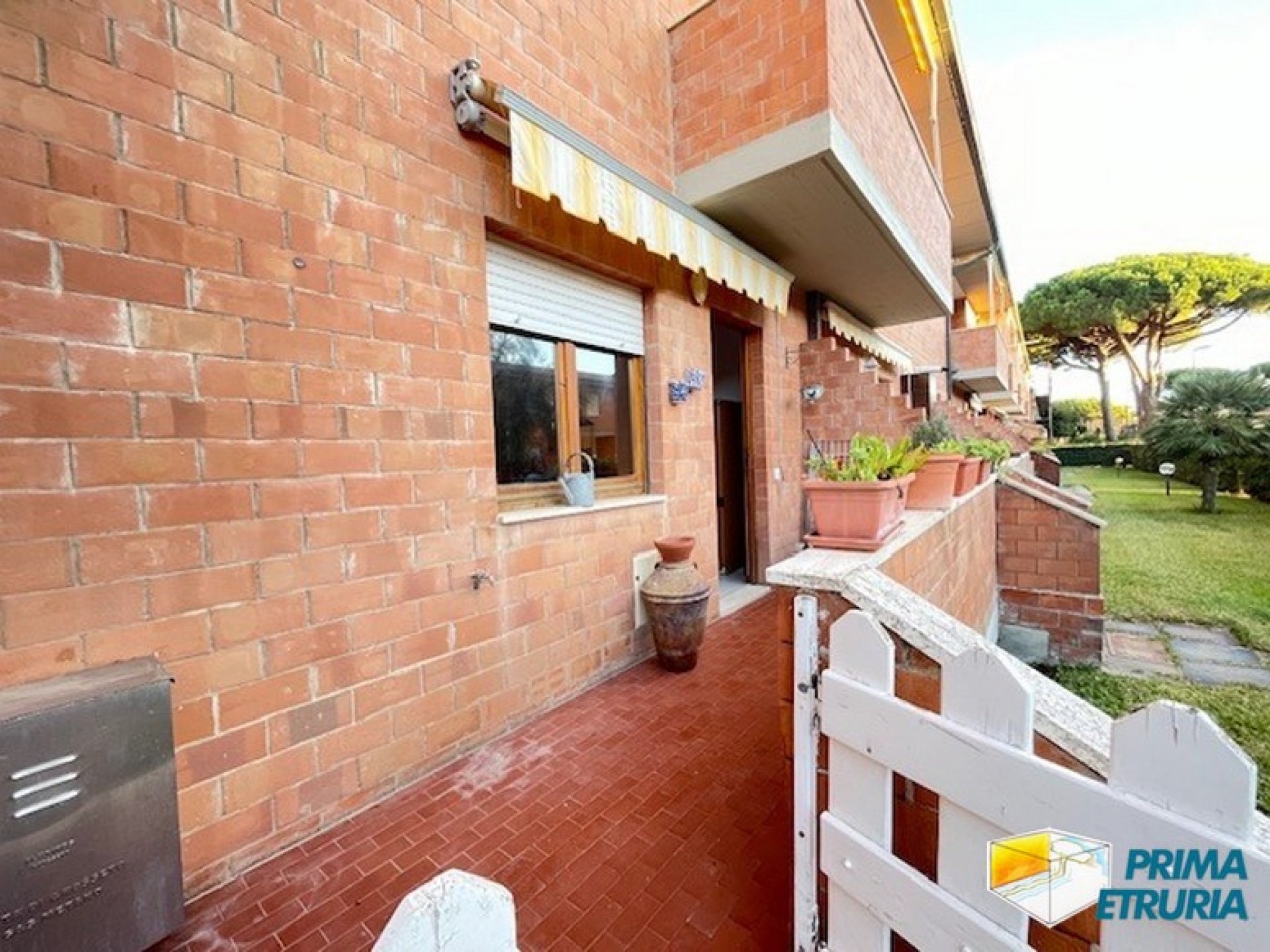 Bilocale con ingresso indipendente e garage in zona tranquilla, a due passi dal mare - ZONA TOMBOLO -
