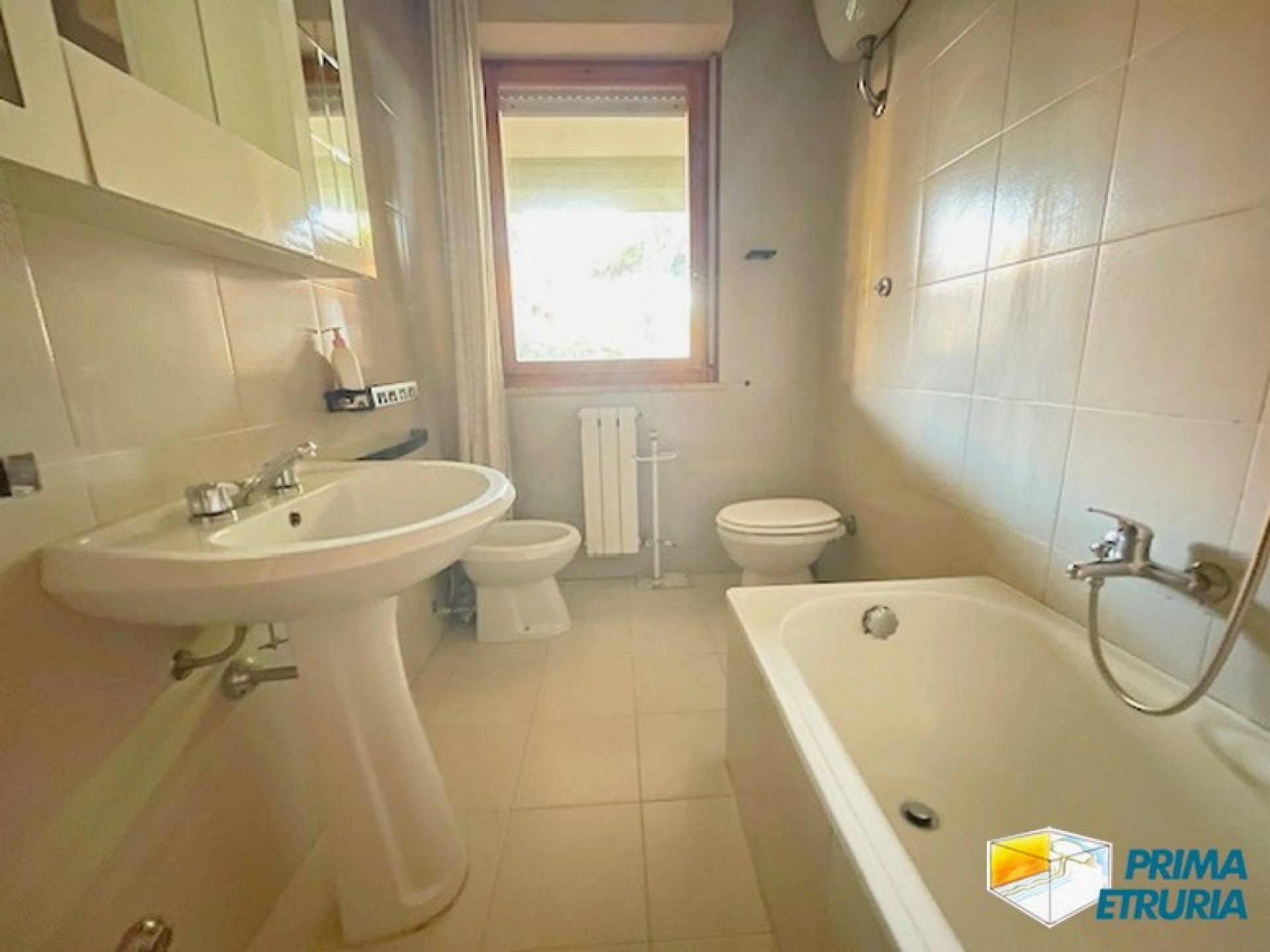 Bilocale con ingresso indipendente e garage in zona tranquilla, a due passi dal mare - ZONA TOMBOLO -
