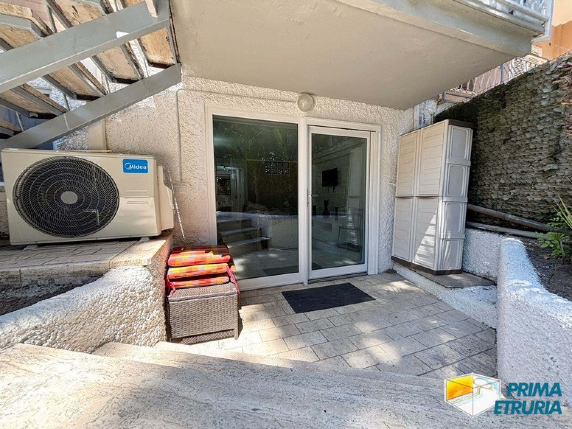 Trilocale rinnovato con giardino privato immerso nella pineta - ZONA CENTRO -