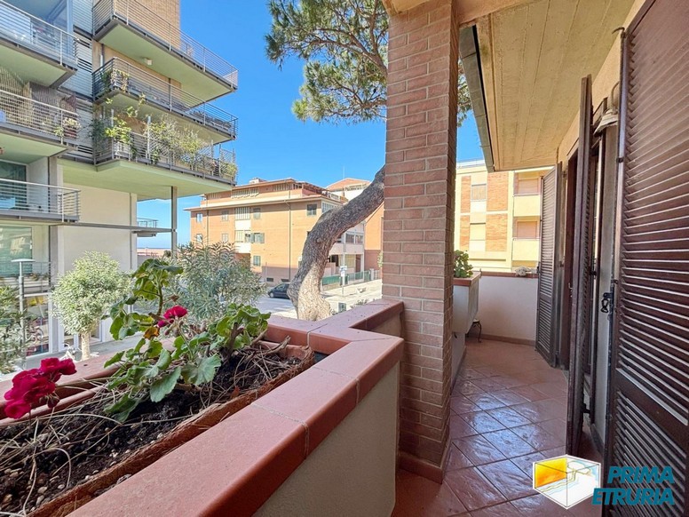 Tra il mare e la quiete del corso, una casa da vivere con libertà - ZONA CENTRO -