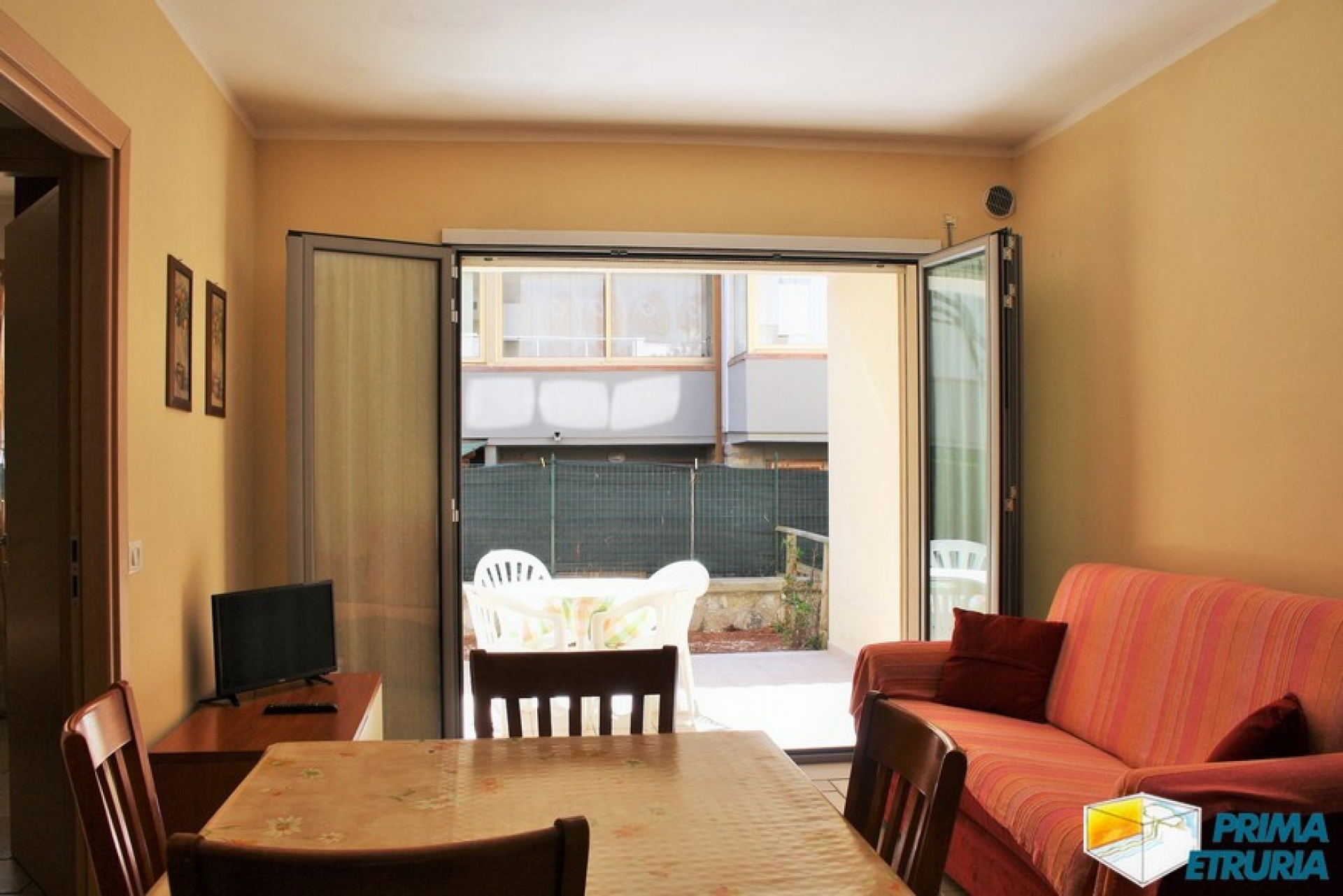 Elegante bilocale con giardino privato a 100 metri dal mare in zona Rosmarina