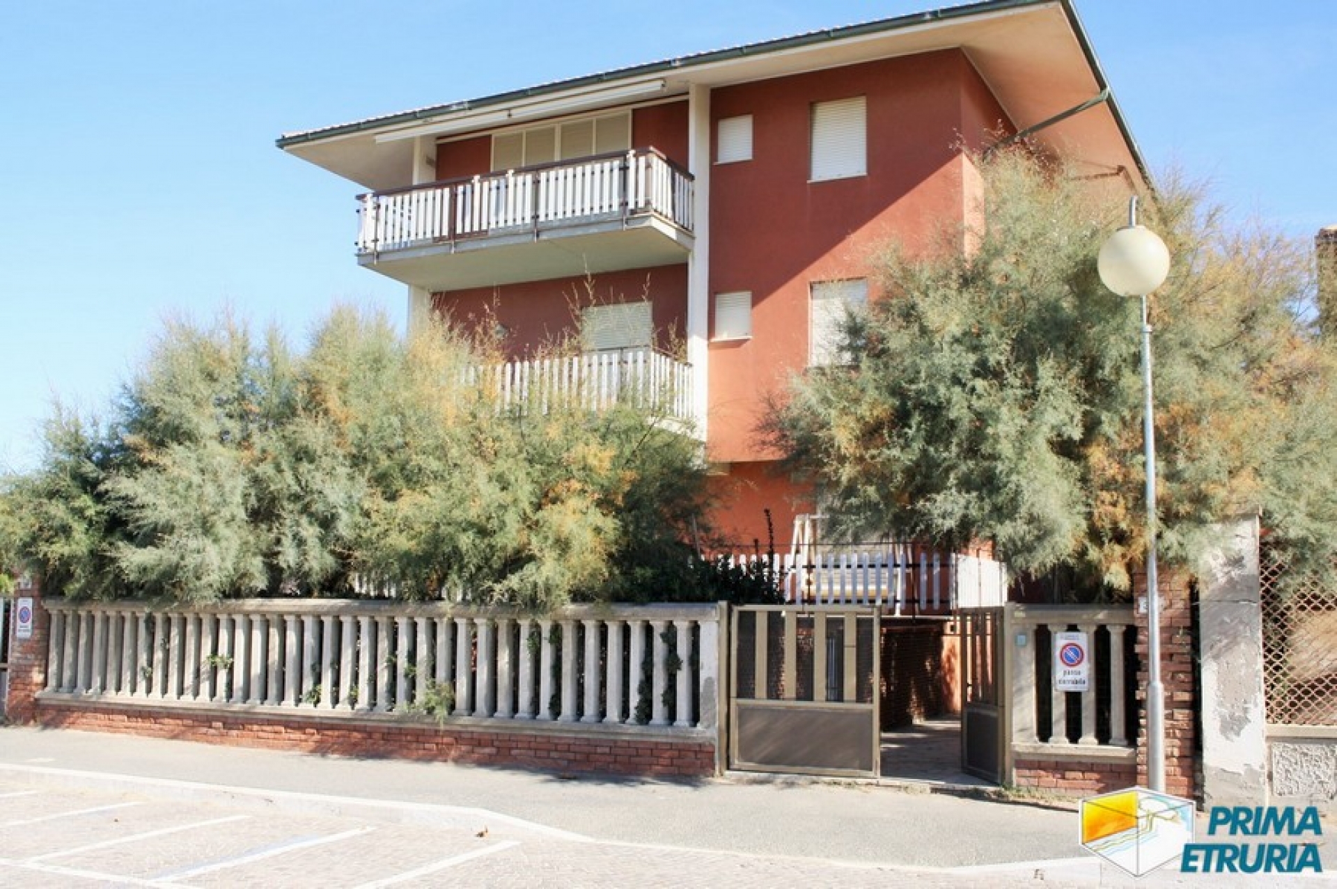 Trilocale con giardino privato a 20 metri dalla spiaggia in zona Rosmarina