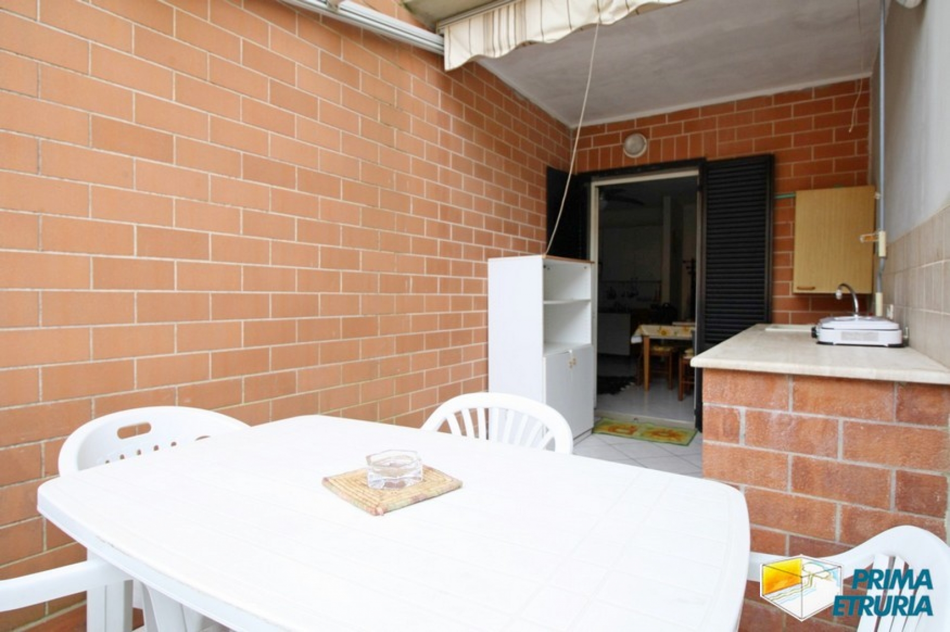 Comodo trilocalecon terrazzo a 50 metri dal mare in zona Centro