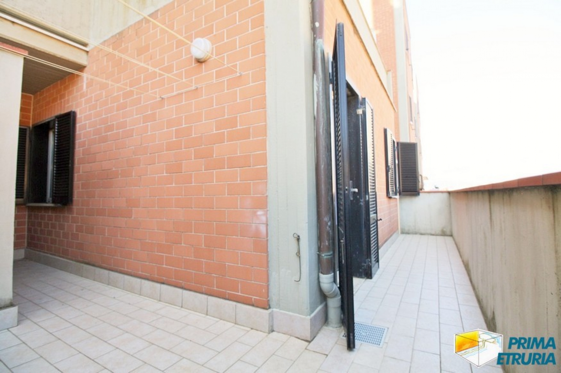 Comodo trilocalecon terrazzo a 50 metri dal mare in zona Centro