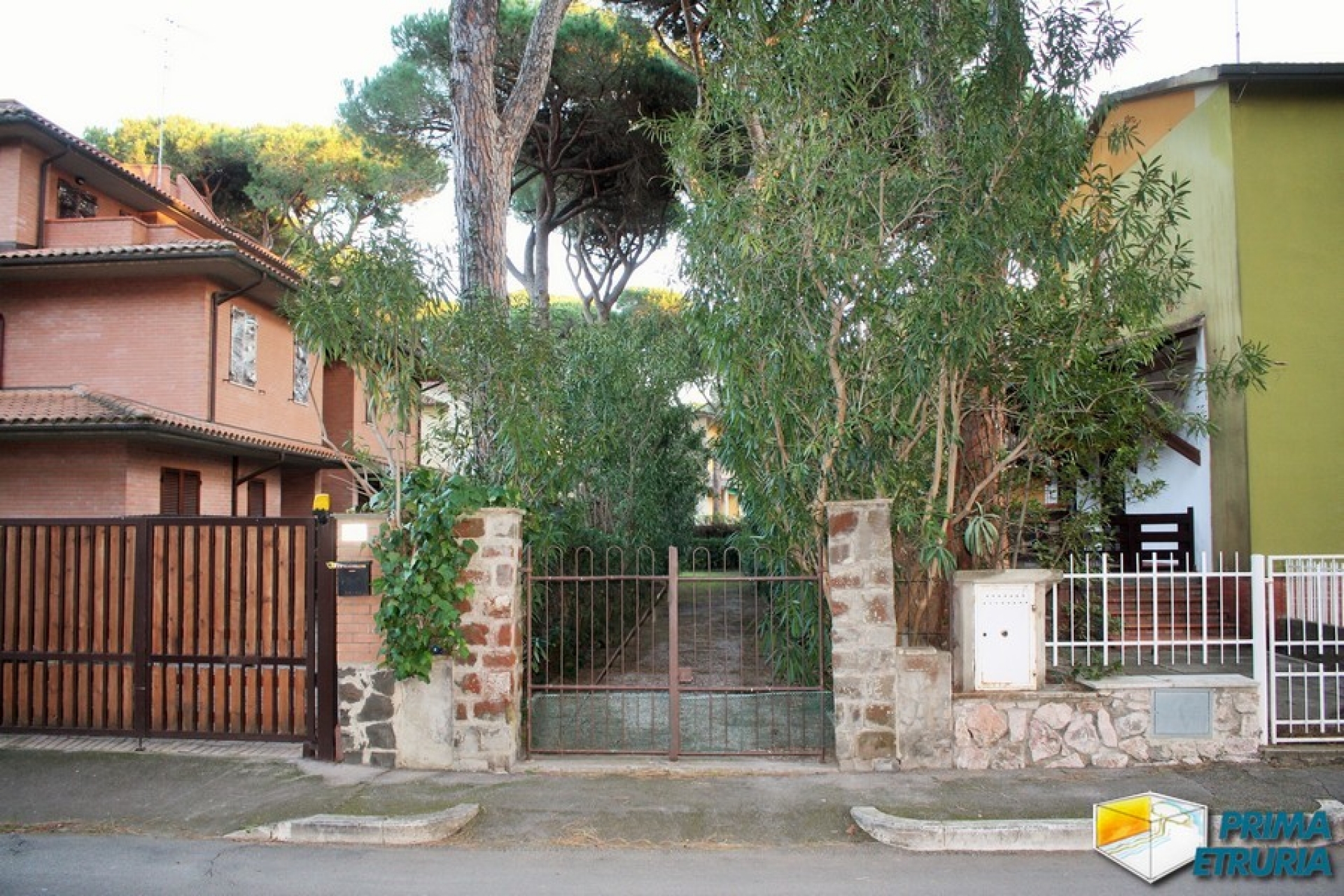 TRE CAMERE CON GIARDINO VIA MONTECRISTO - ZONA ROSMARINA -
