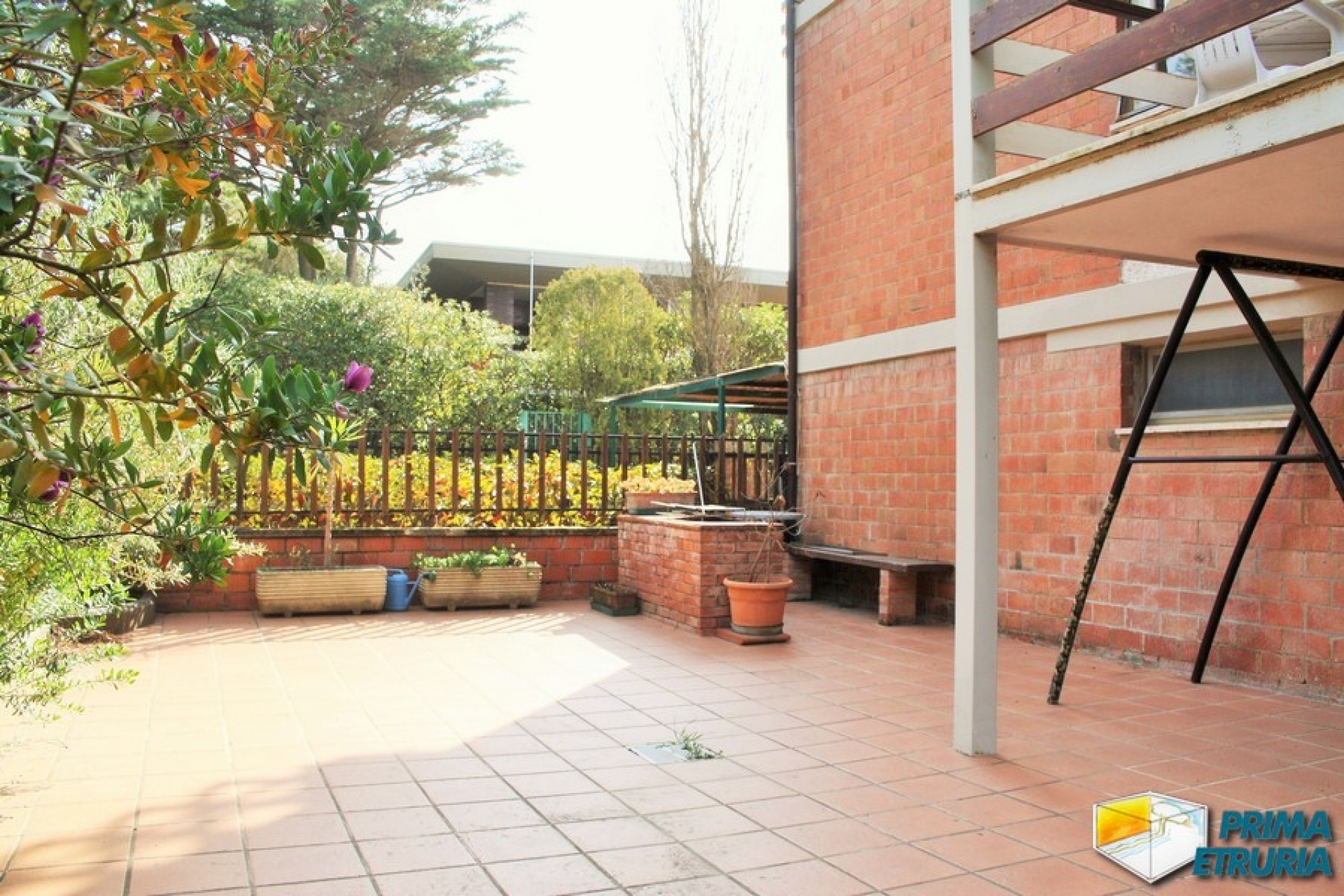 VENDESI APPARTAMENTO CON CORTE ESCLUSIVA - ZONA ROSMARINA -