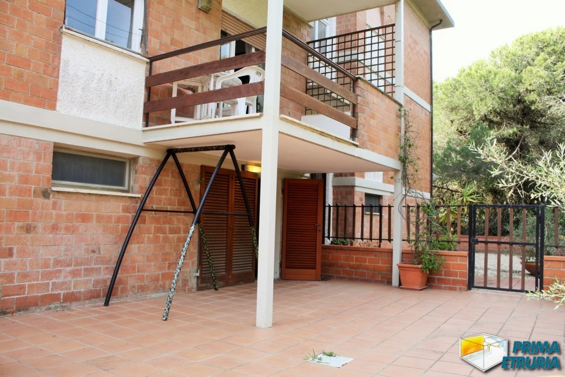 VENDESI APPARTAMENTO CON CORTE ESCLUSIVA - ZONA ROSMARINA -