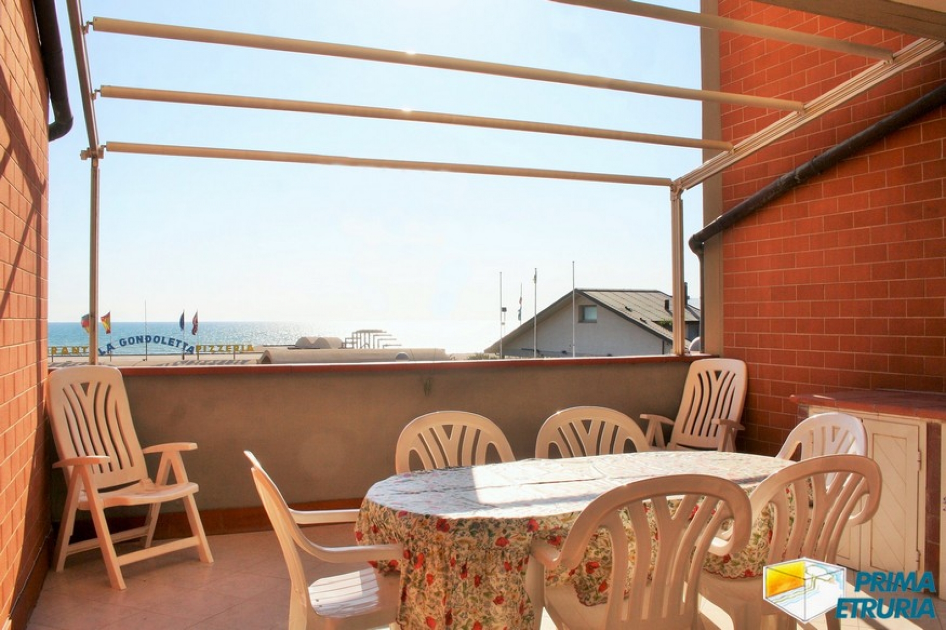 VENDESI BILOCALE FRONTE MARE - ZONA CENTRALE -