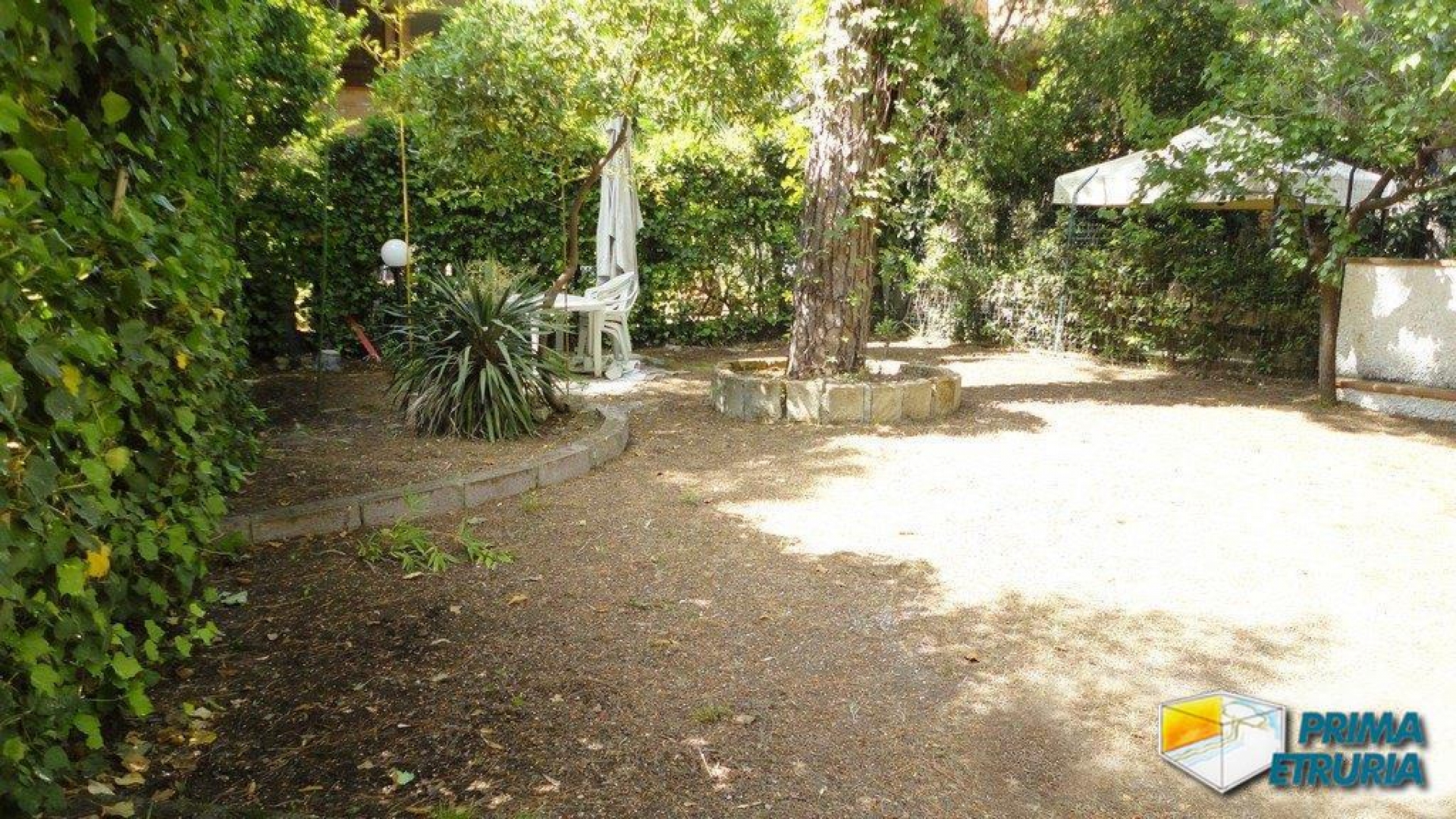 VENDESI VILLETTA CON GIARDINO VIA DEL MUGHETTO 4 - ZONA ROSMARINA -