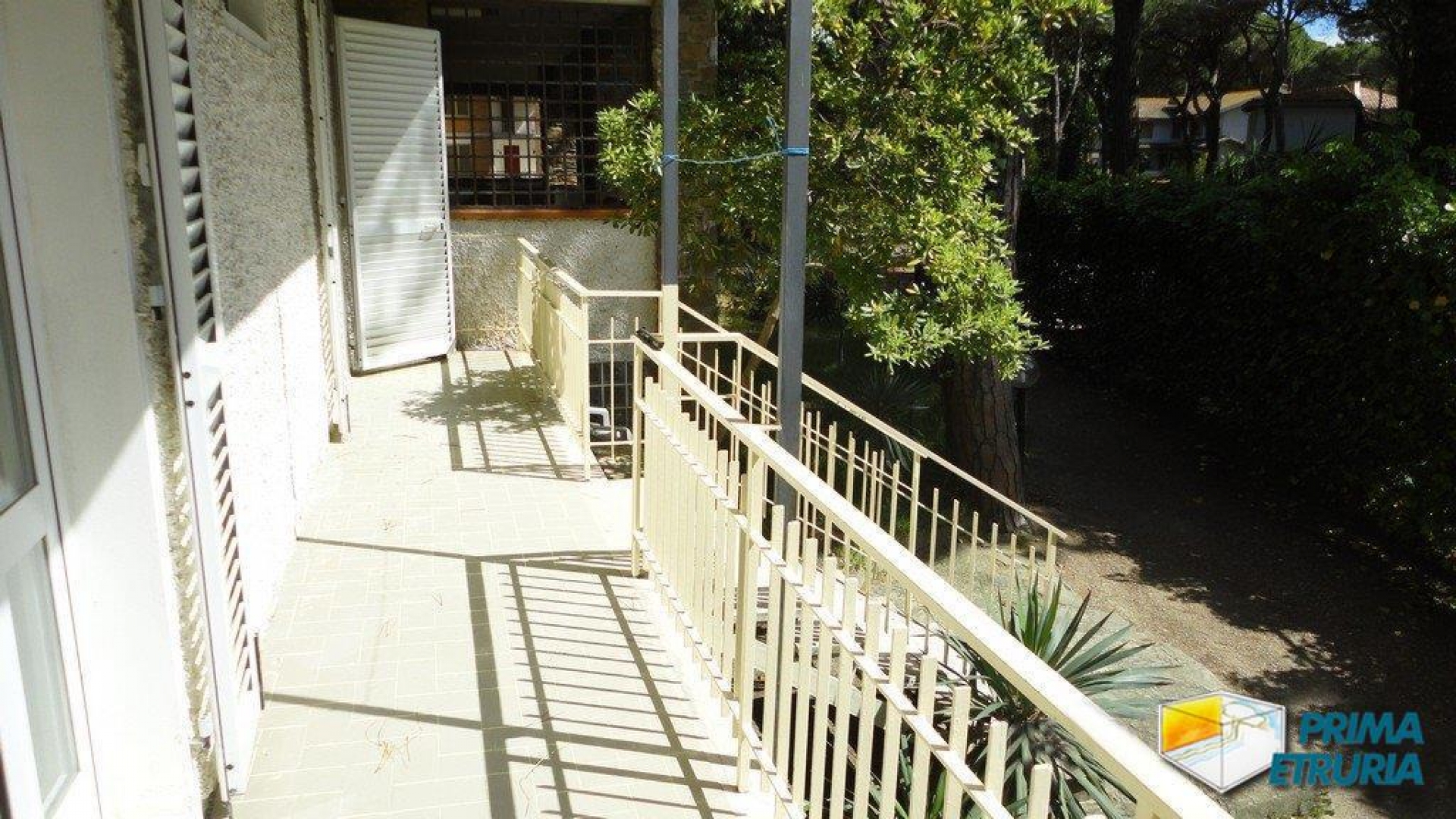 VENDESI VILLETTA CON GIARDINO VIA DEL MUGHETTO 4 - ZONA ROSMARINA -